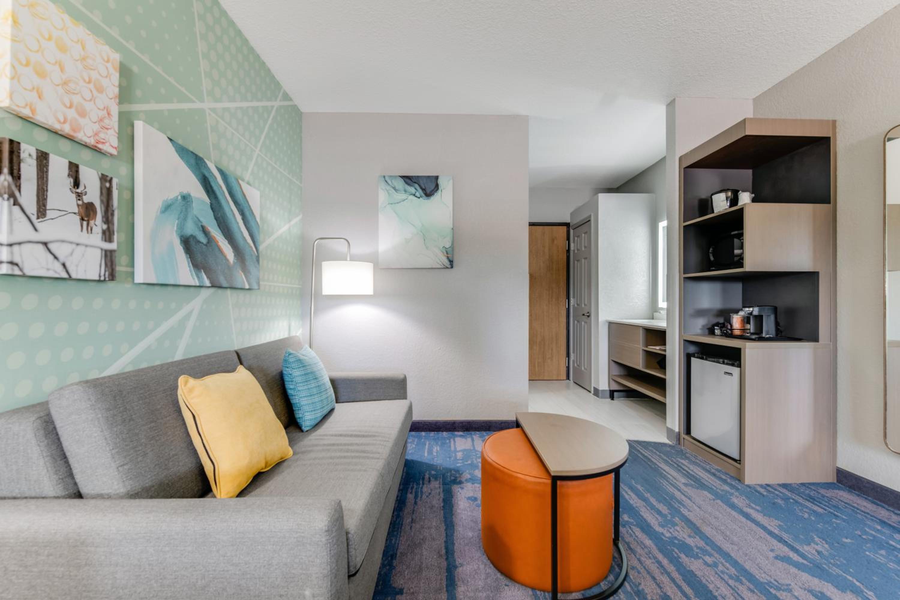 King Suite with Sofa Bed - Non Smoking - Photo 3