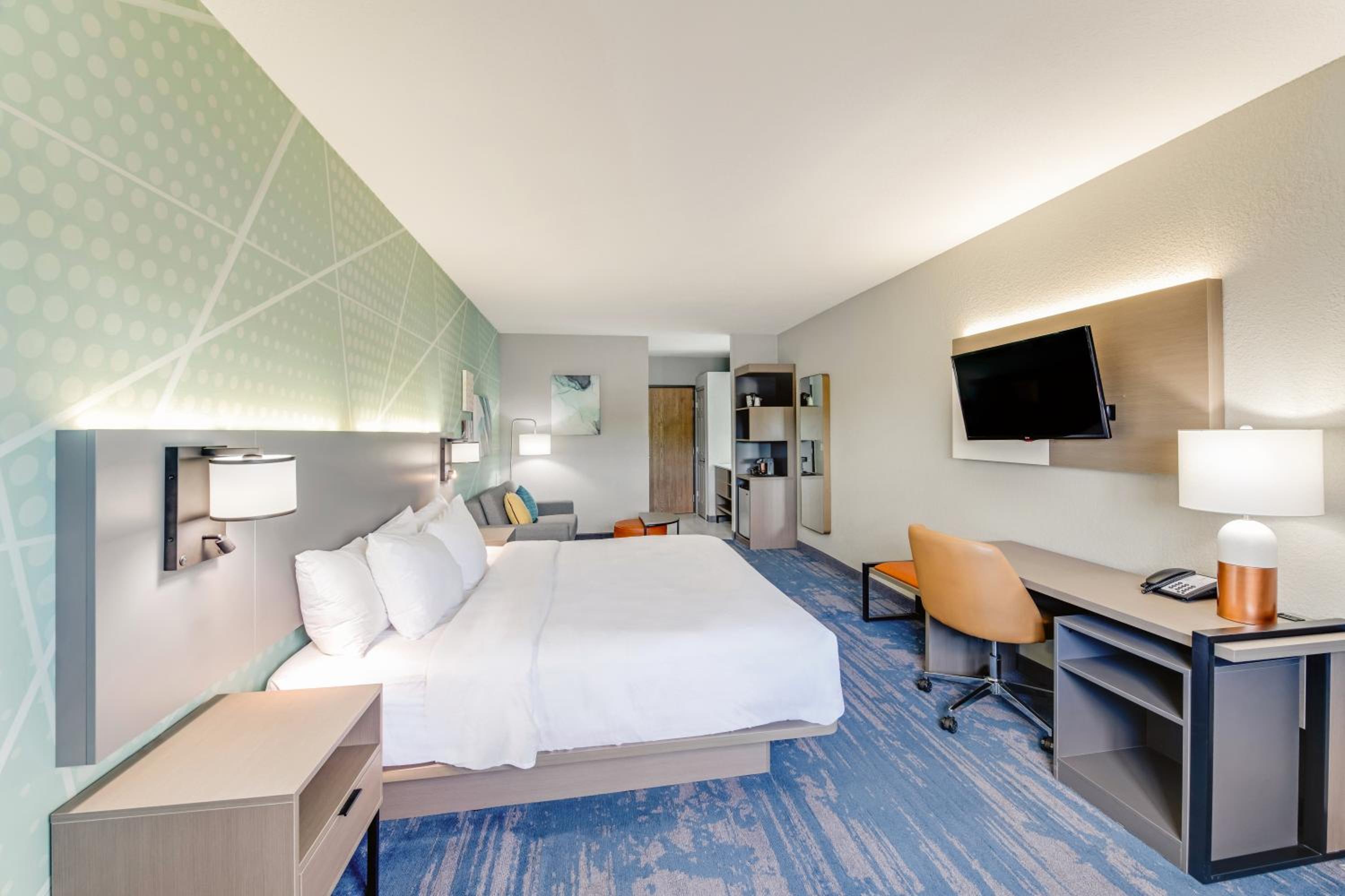 King Suite with Sofa Bed - Non Smoking - Photo 2