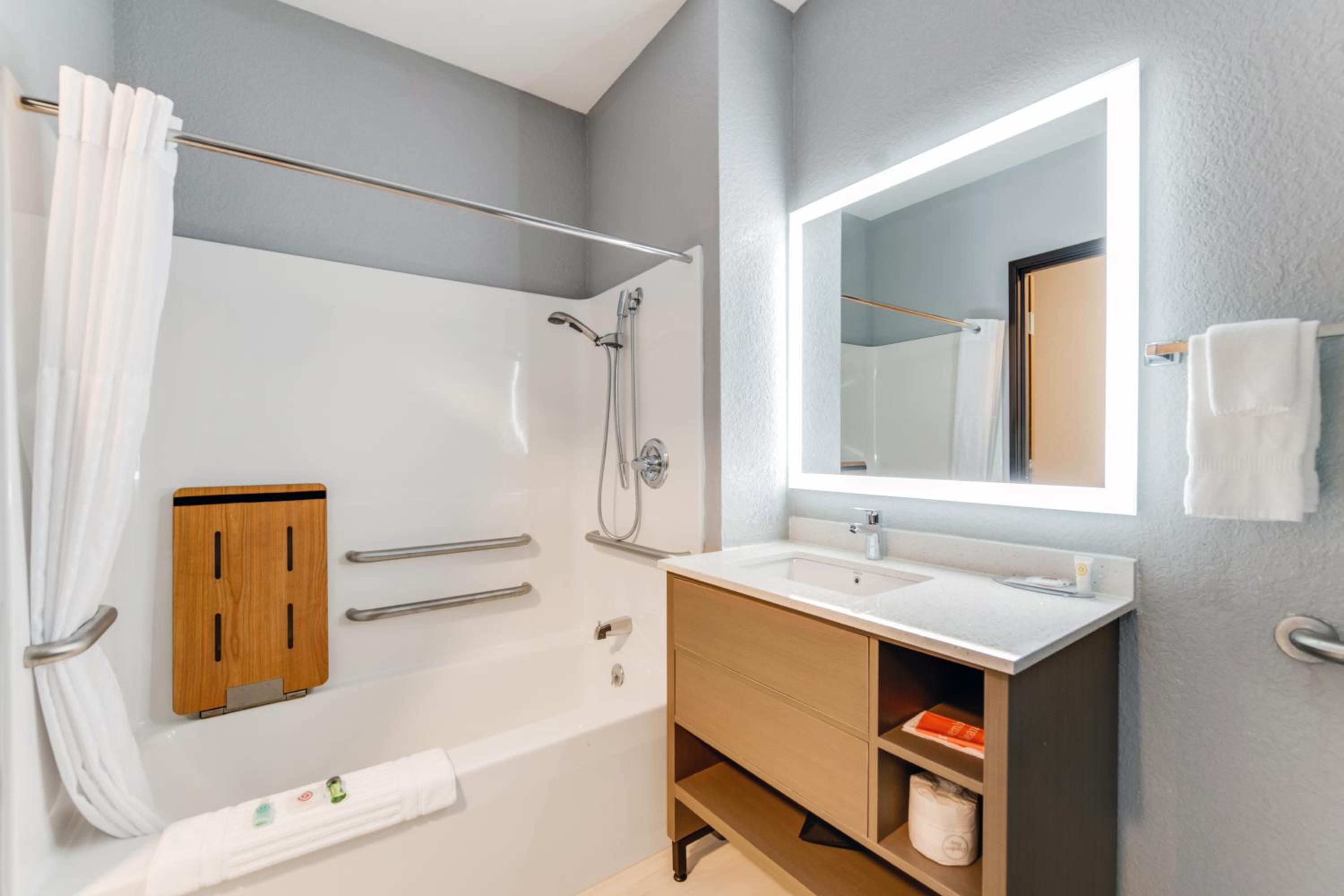 King Room with Tub - Disability Access/Non Smoking - Photo 4