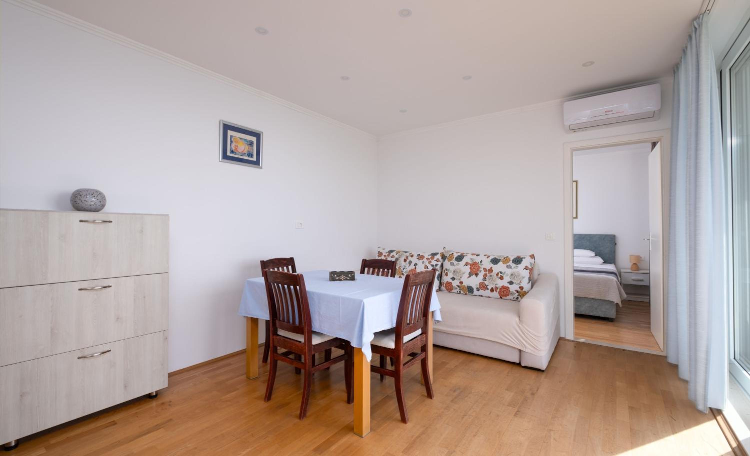 One-Bedroom Apartment with Sea View photo 2