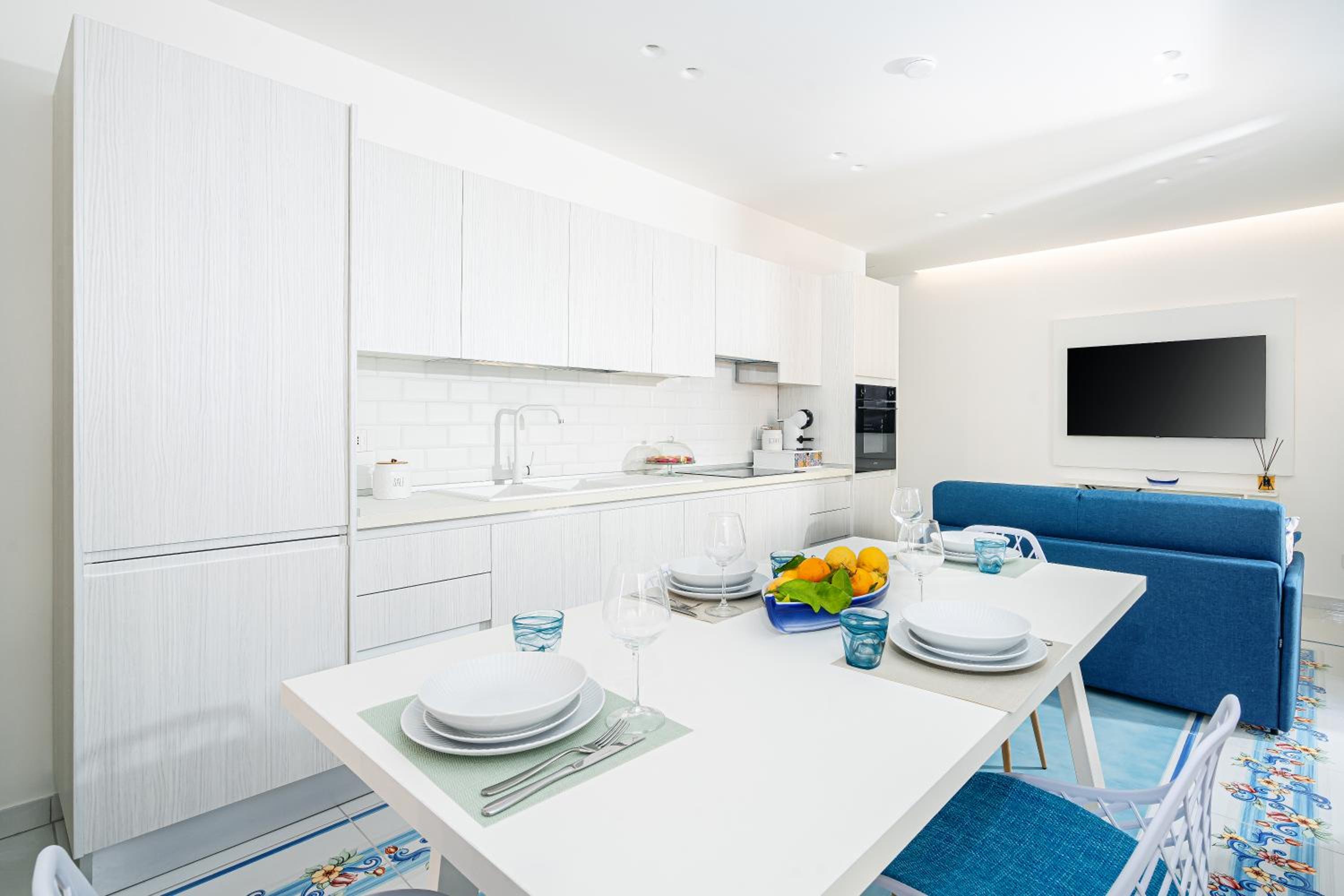 One-Bedroom Apartment with Balcony and Sea View photo 2