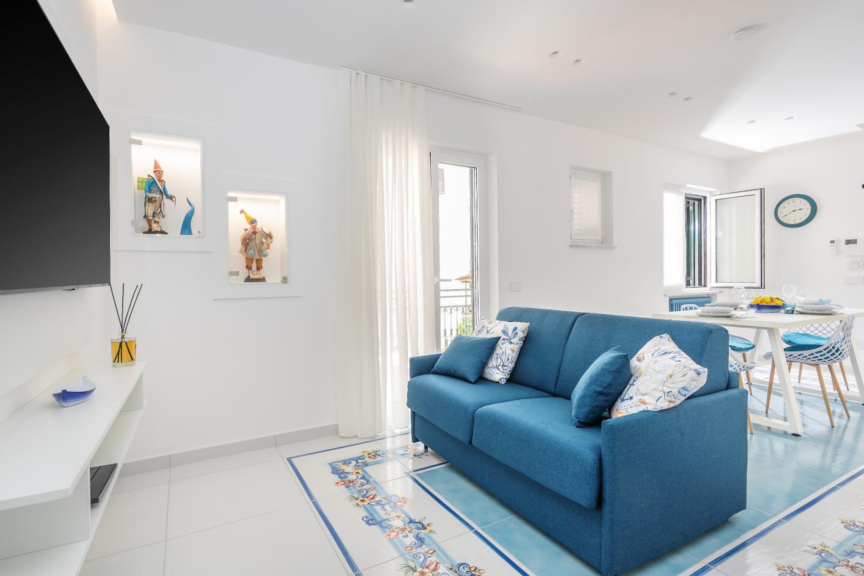 One-Bedroom Apartment with Balcony and Sea View photo 2