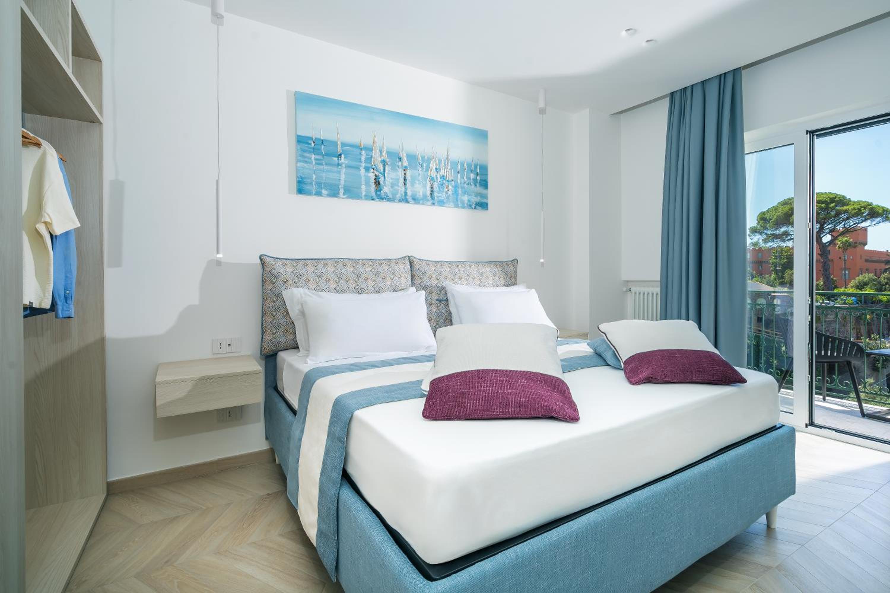 One-Bedroom Apartment with Balcony and Sea View photo 3