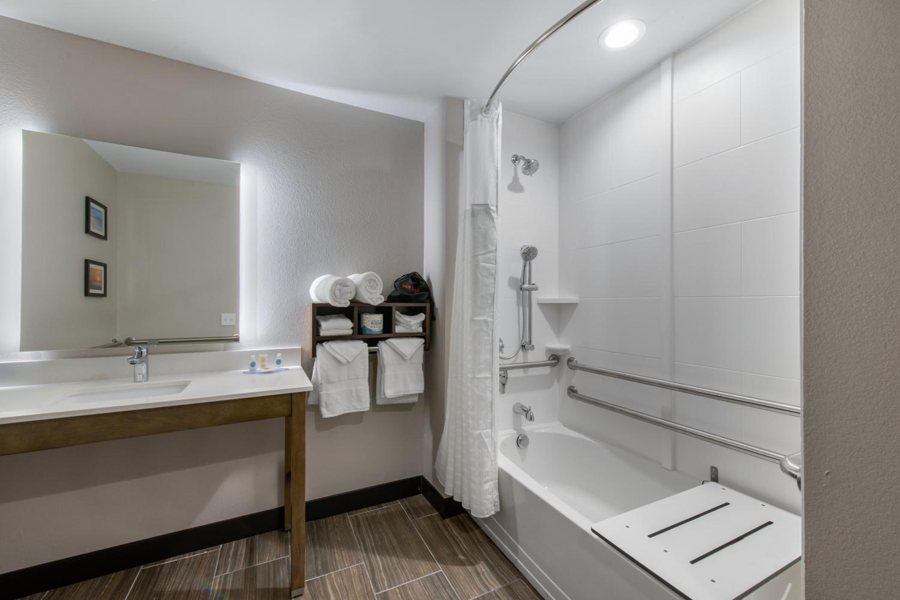 King Suite - Disability Access/Non-Smoking photo 3
