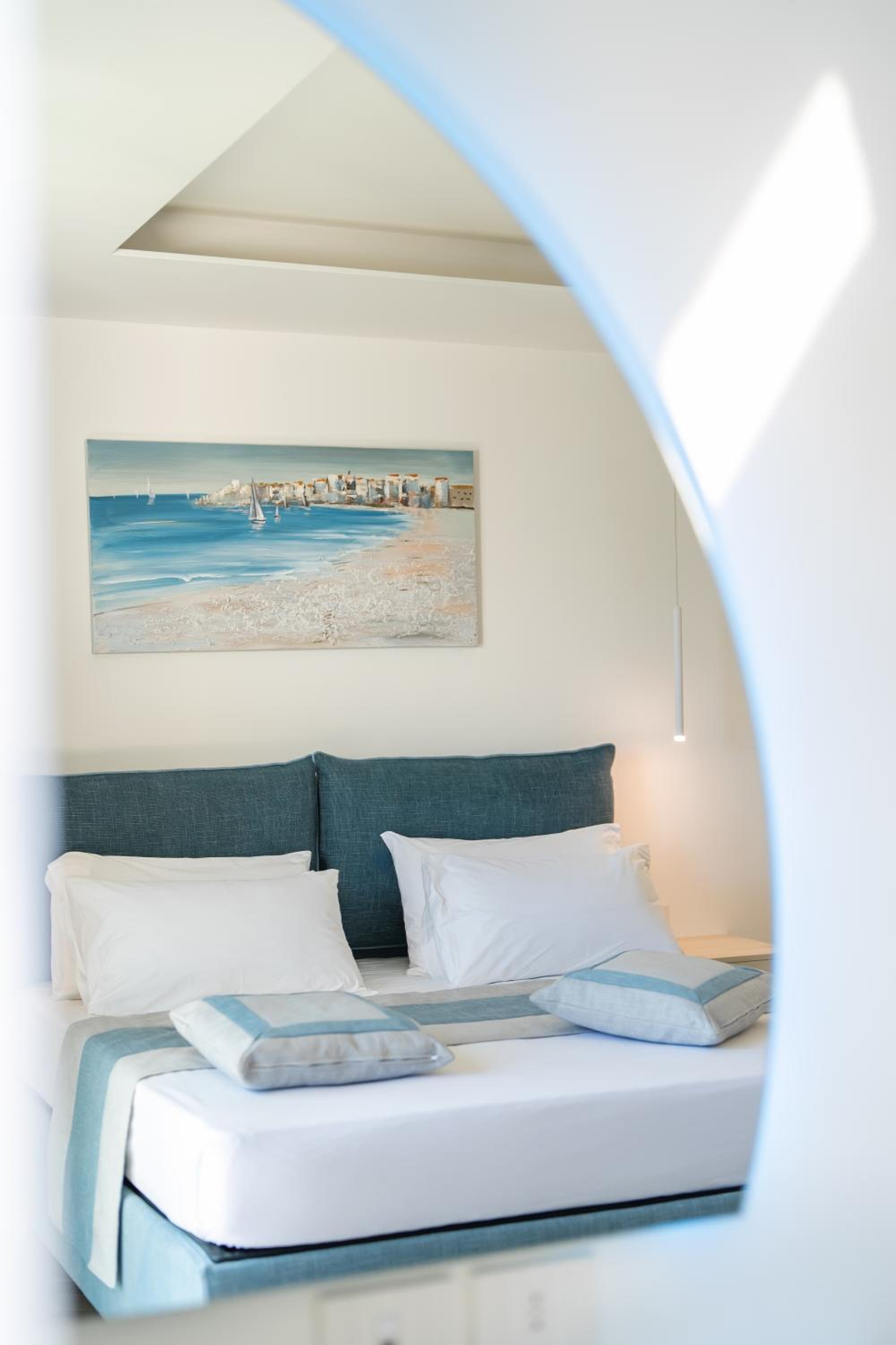 One-Bedroom Apartment with Sea View and Balcony