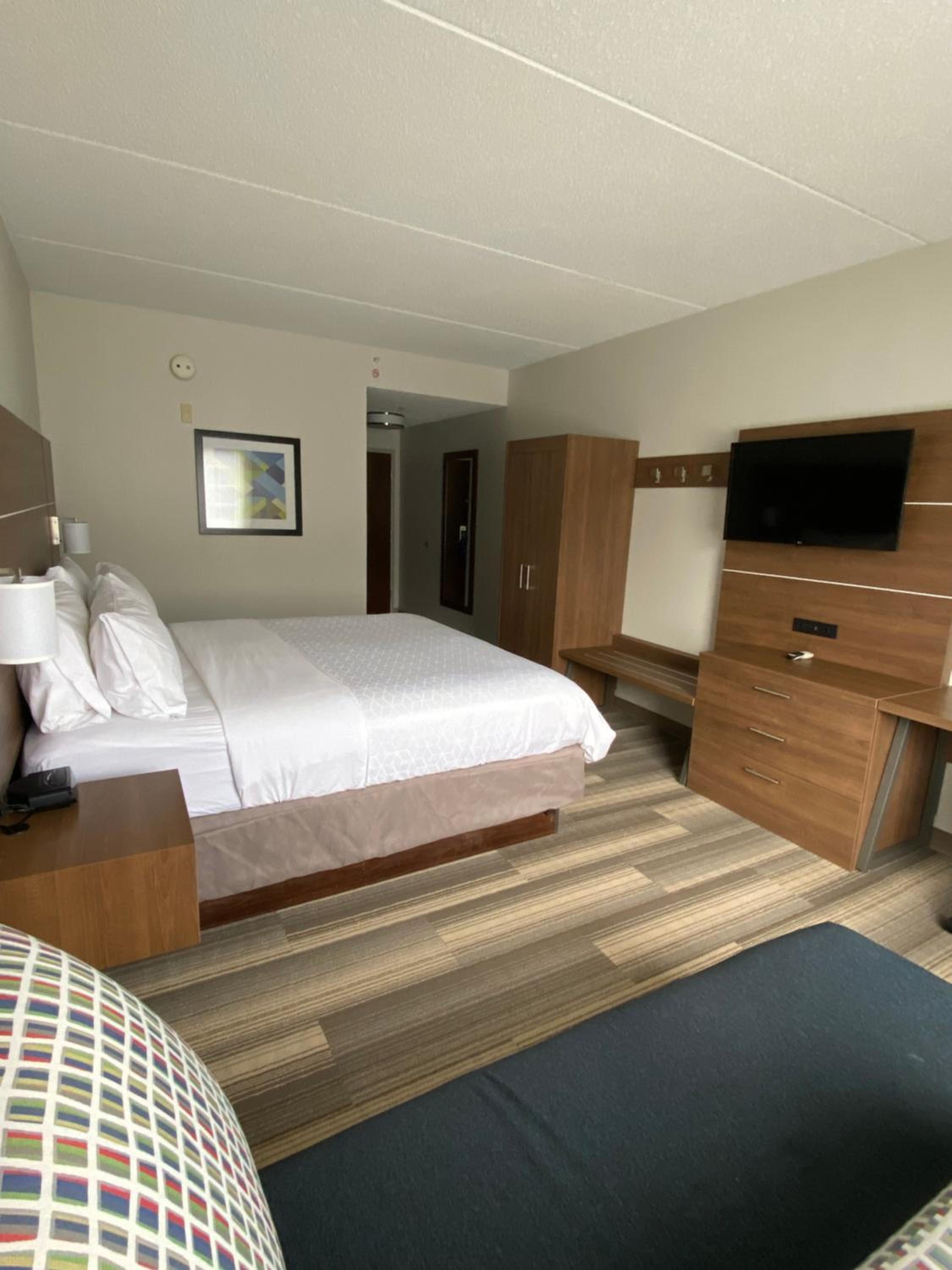 Standard King Room with Accessible Tub - Mobility Access - Photo 1