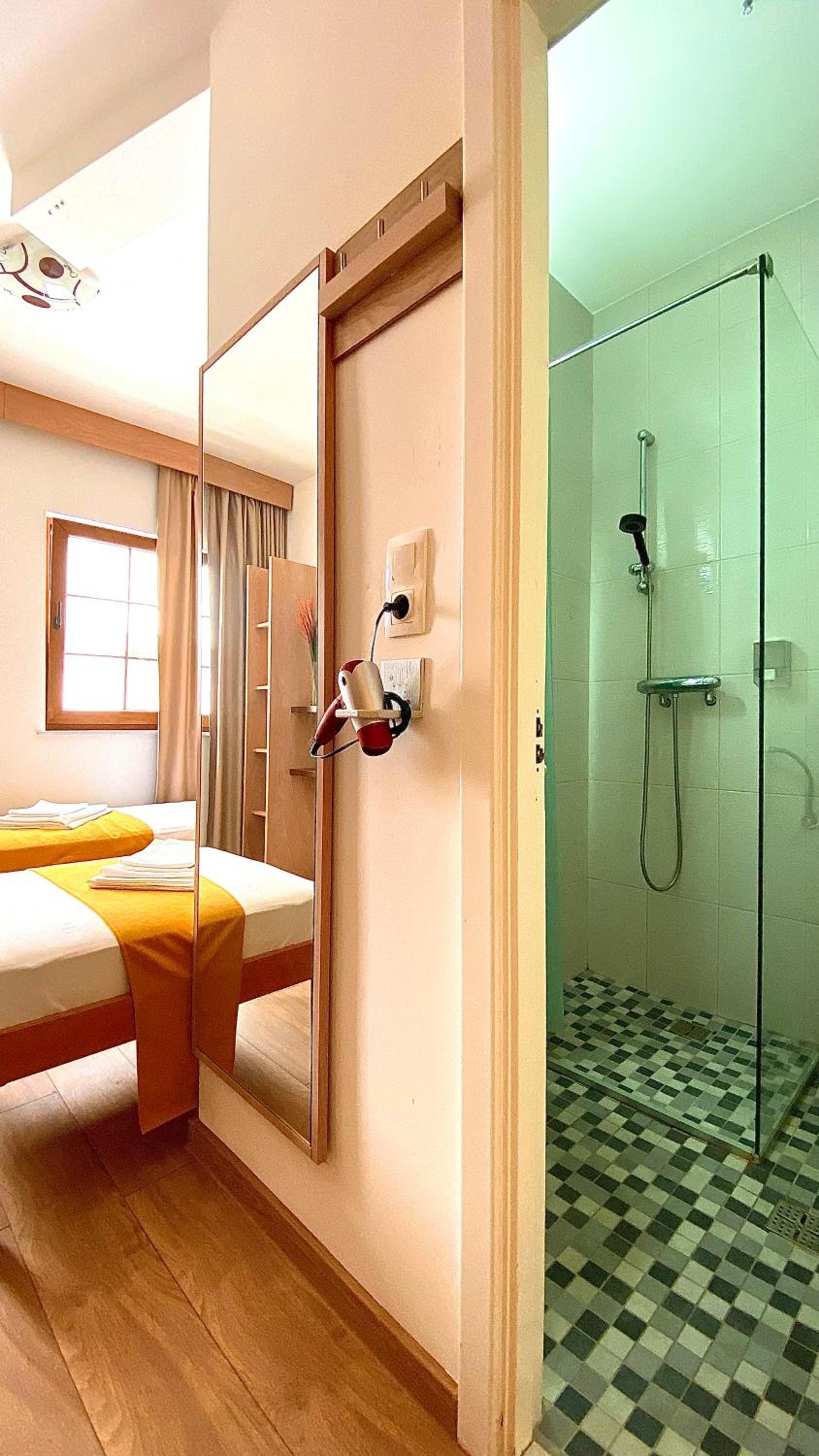 Economy Twin Room photo 3
