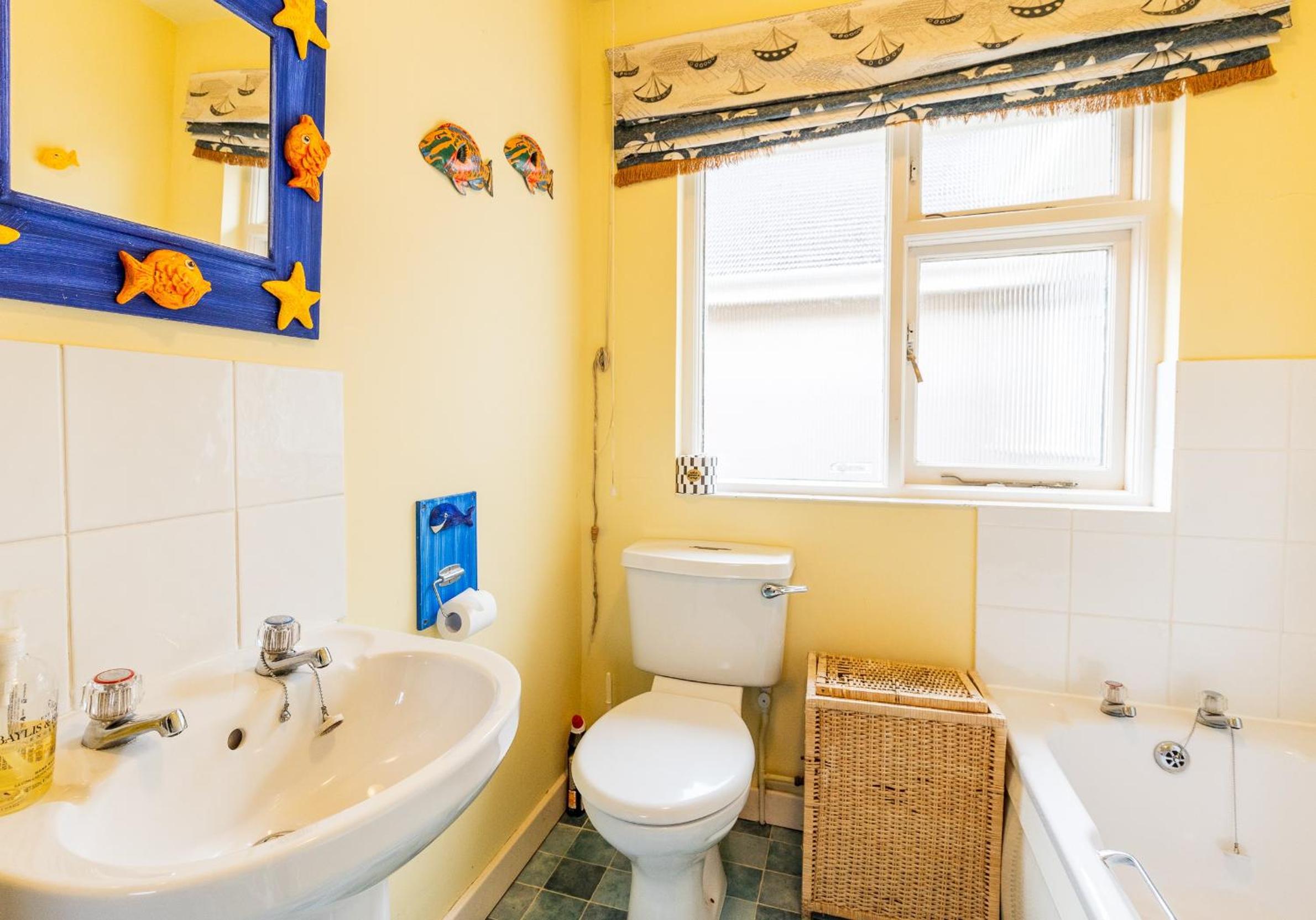 Five-Bedroom House photo 1