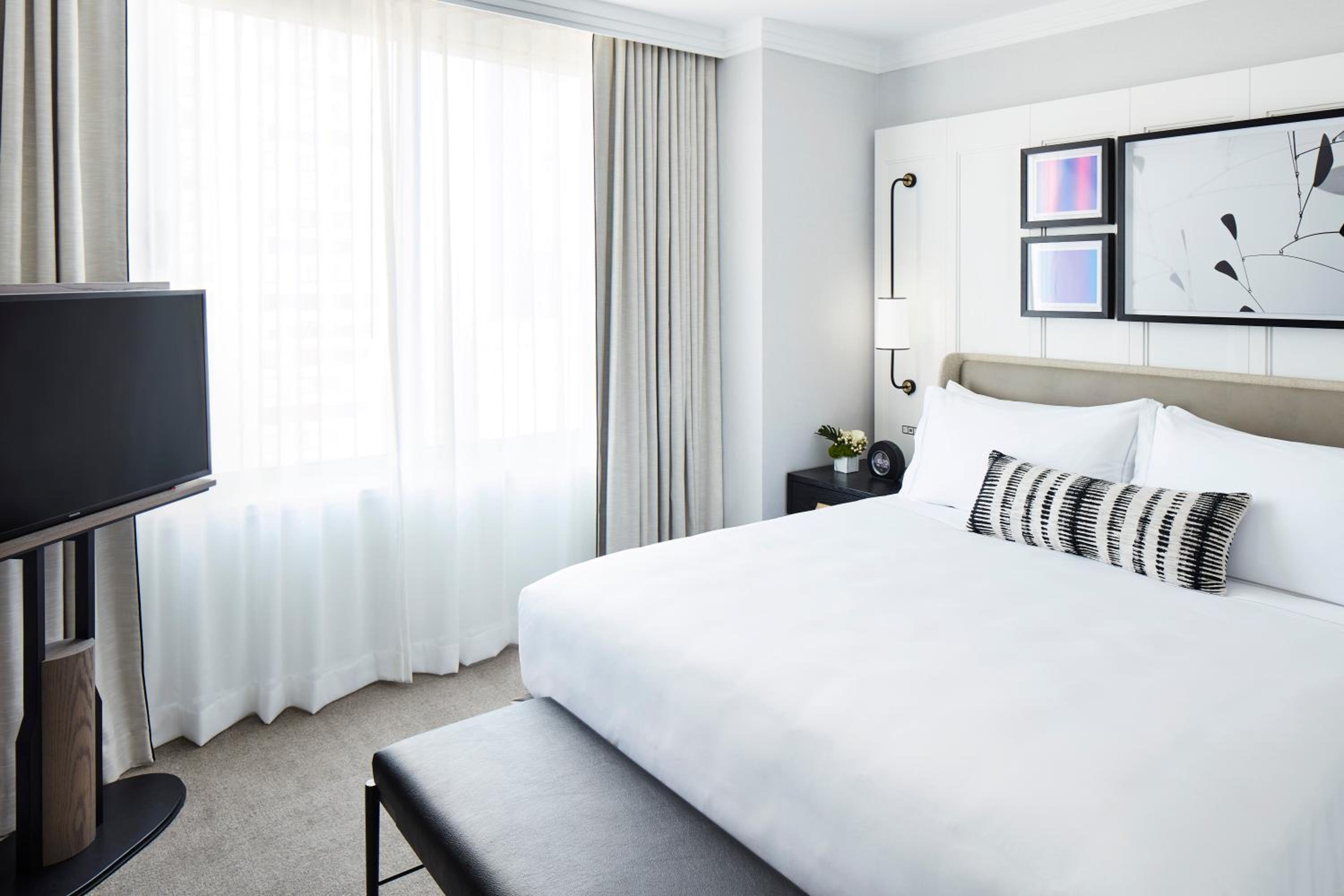One-Bedroom King Suite with Tub - Mobility/Hearing Access