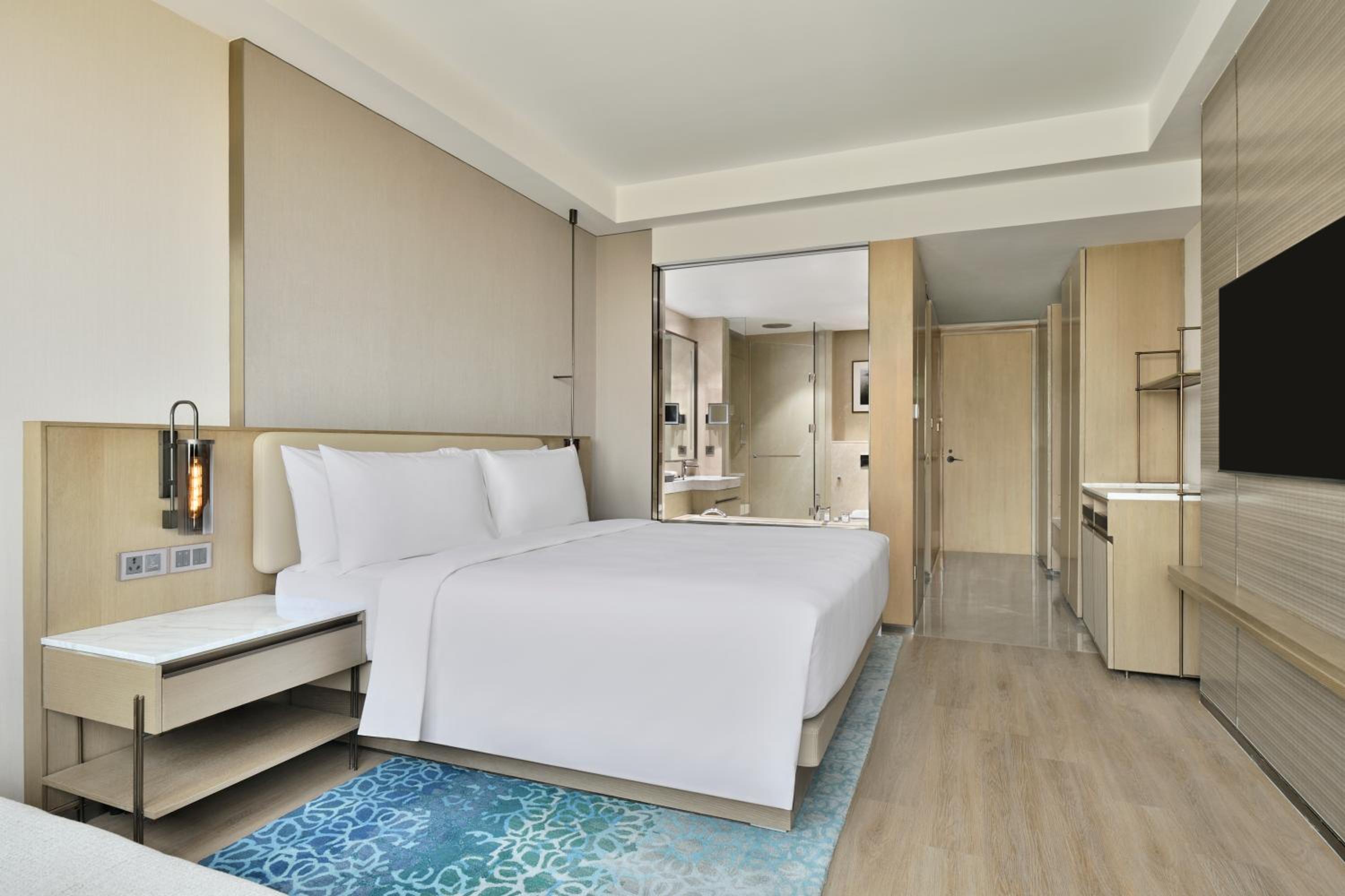 Club lounge access, Guest room, 1 King, Hill view - 10% discount on Food and Soft Beverage, Spa and Airport Transfers photo 2