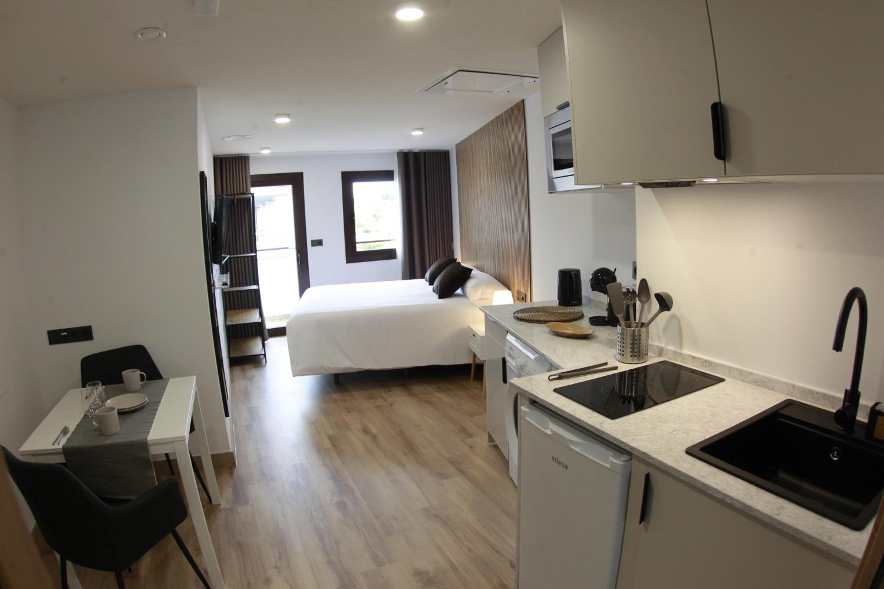 One-Bedroom Loft Apartment with Balcony photo 3