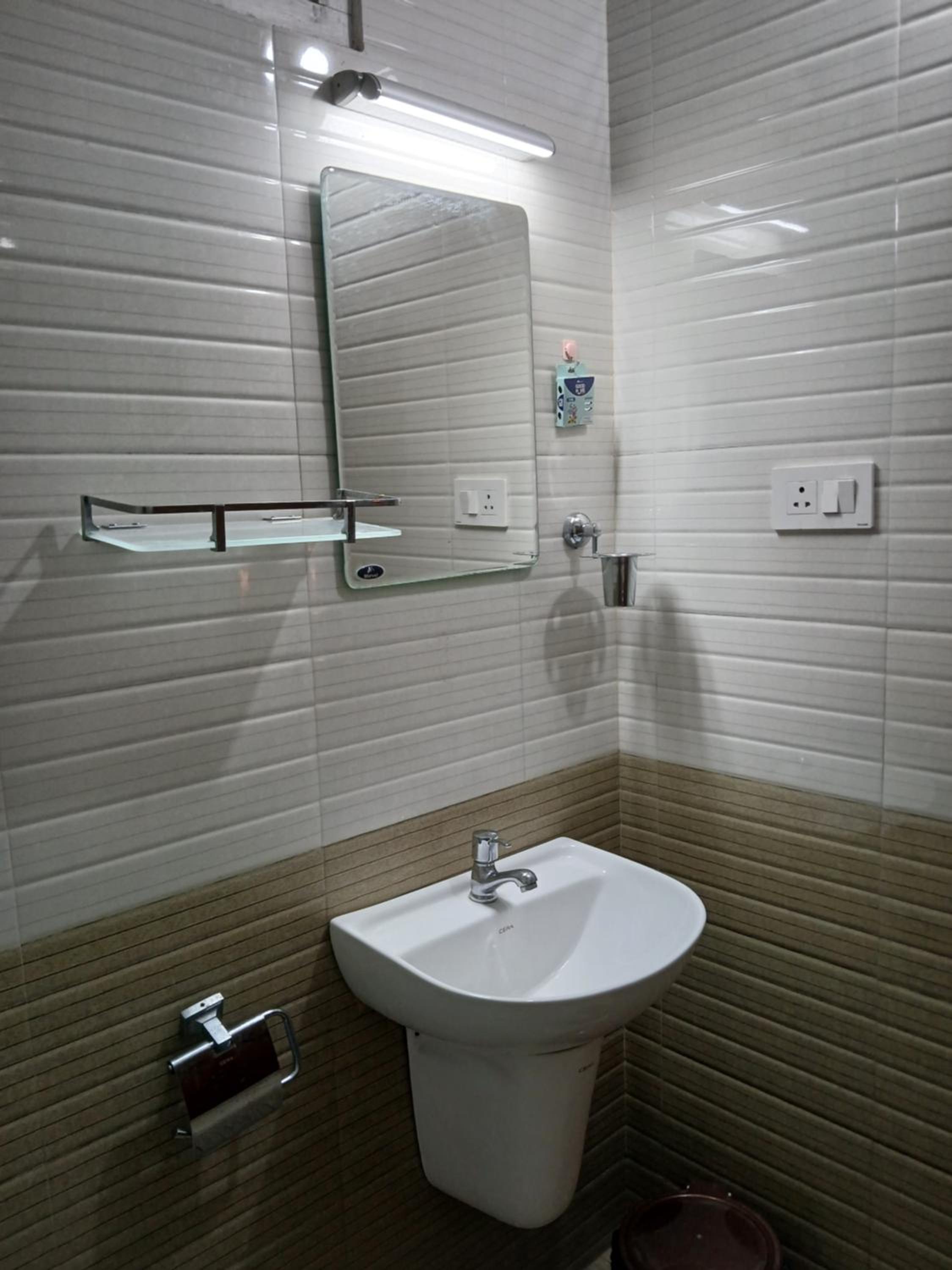 Double Room with Balcony - Photo 6