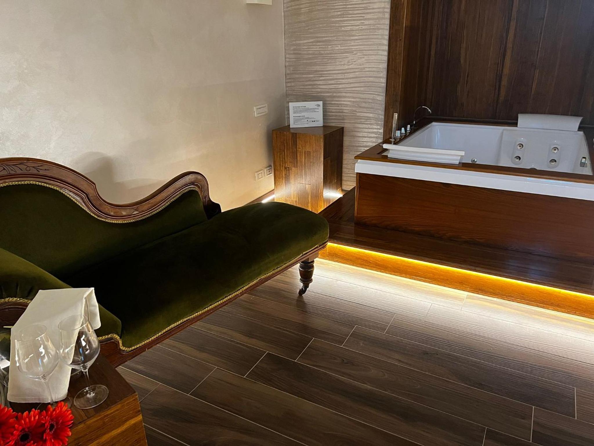 King Suite with Spa Bath photo 3