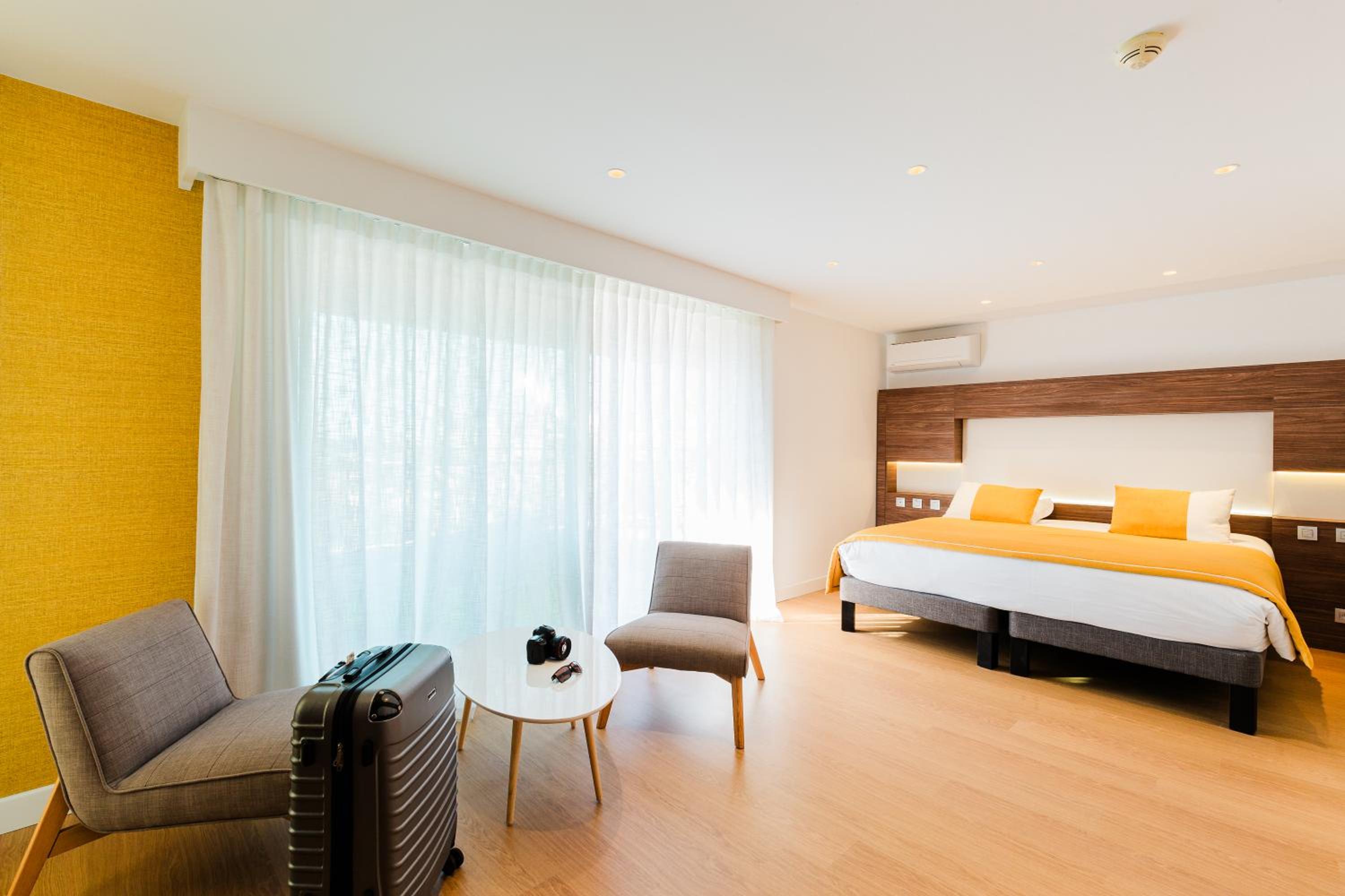 Junior Suite with City View - Photo 4