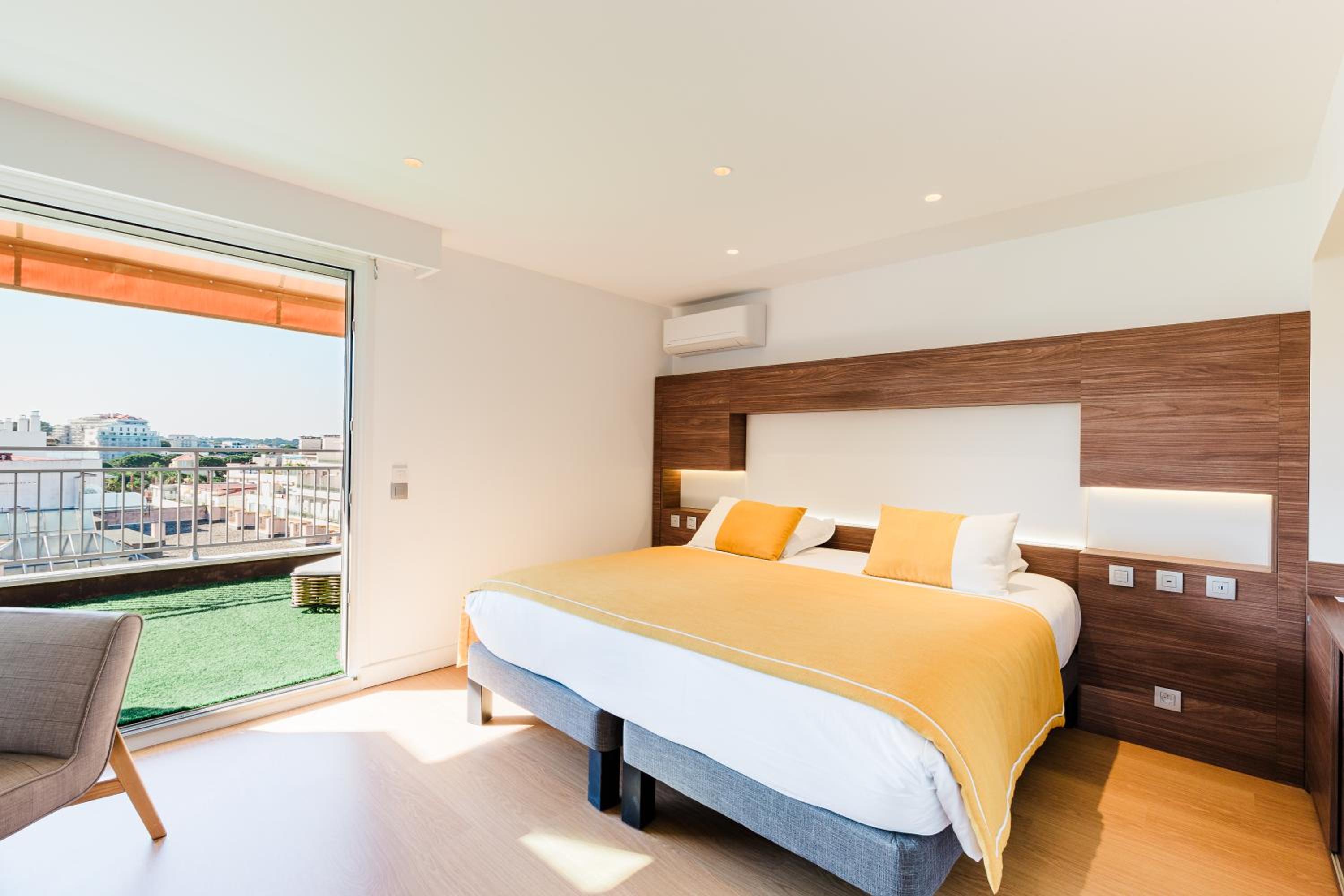Junior Suite with City View - Photo 9