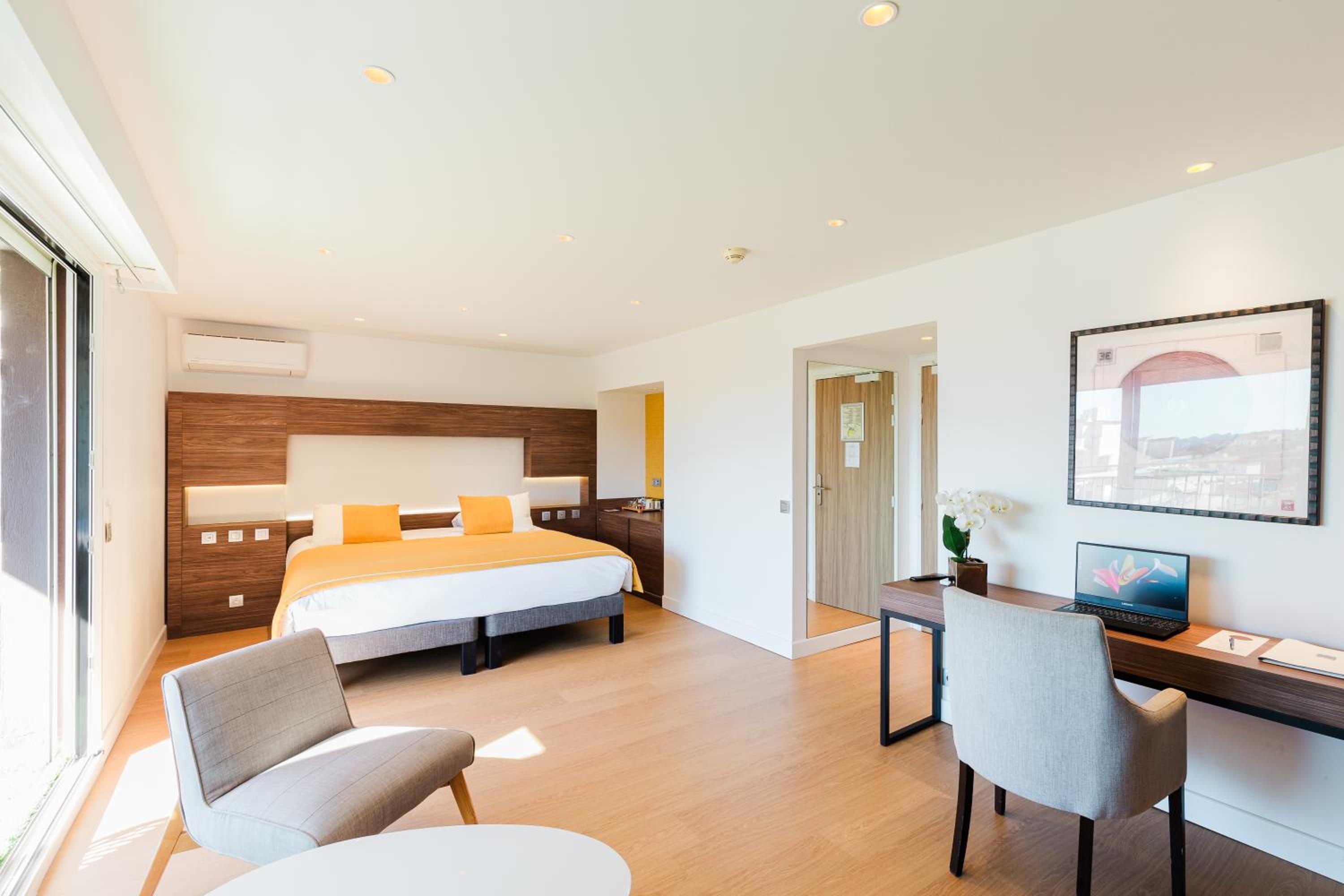 Junior Suite with City View - Photo 1