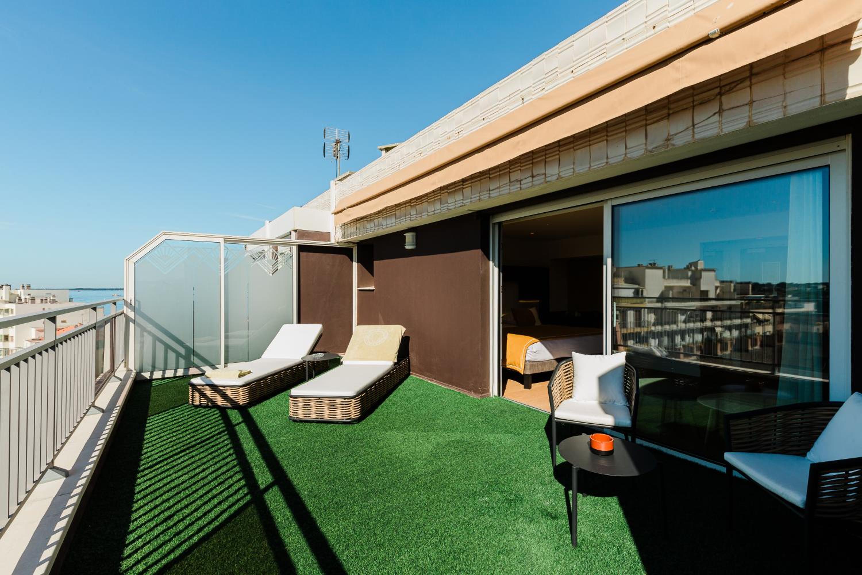 Junior Suite with City View - Photo 7
