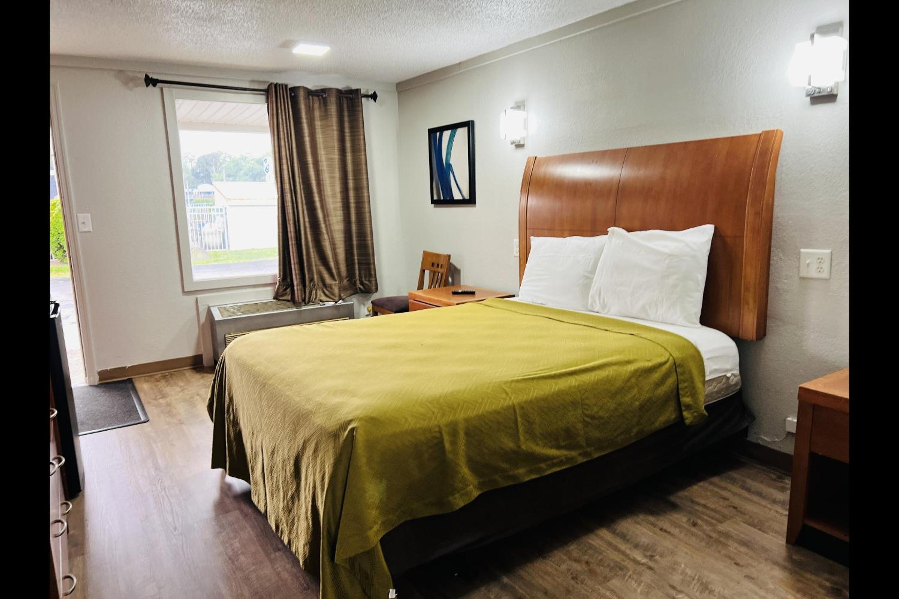 King Bed Non-Smoking - Photo 1