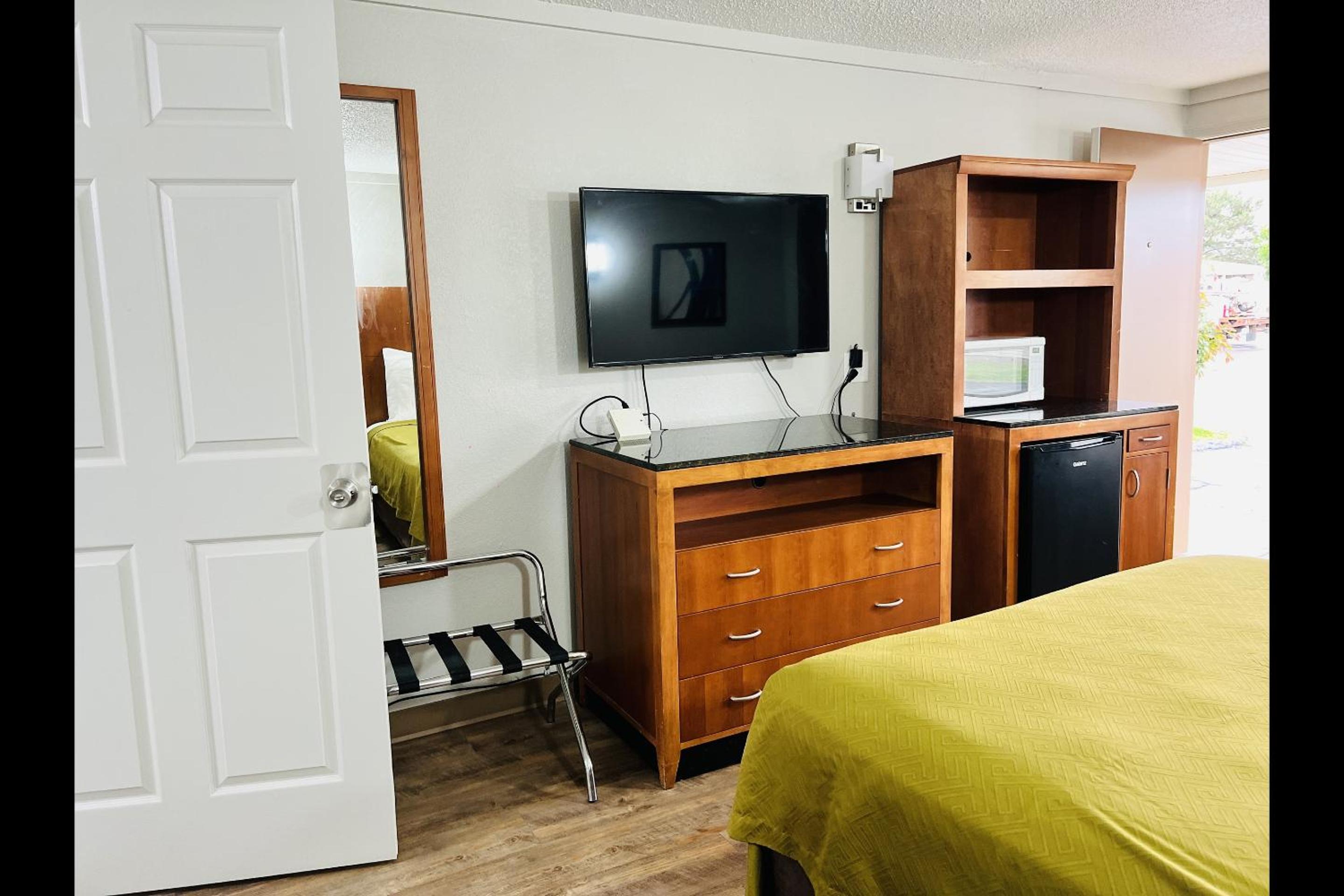King Bed Non-Smoking - Photo 10