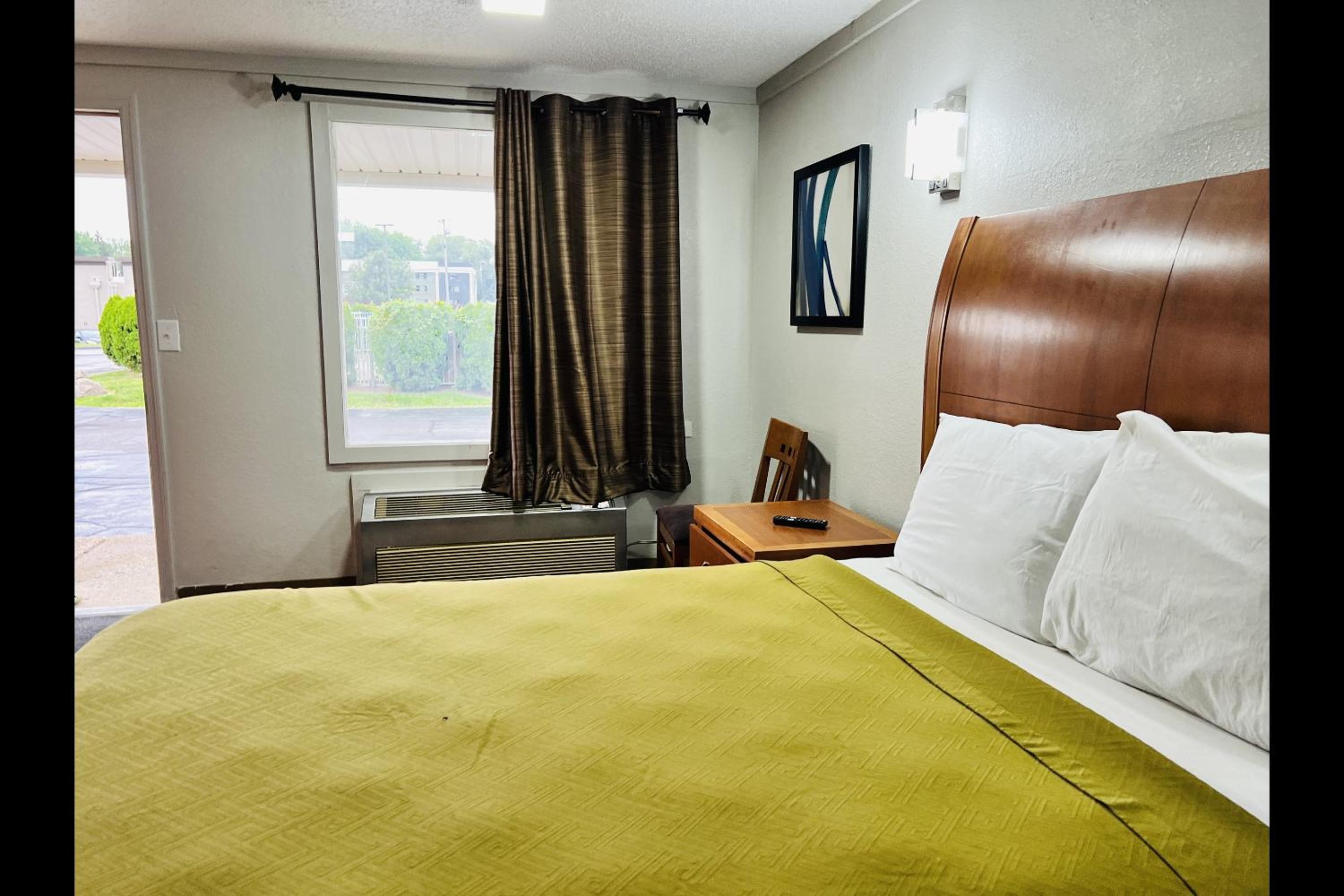 King Bed Non-Smoking - Photo 13