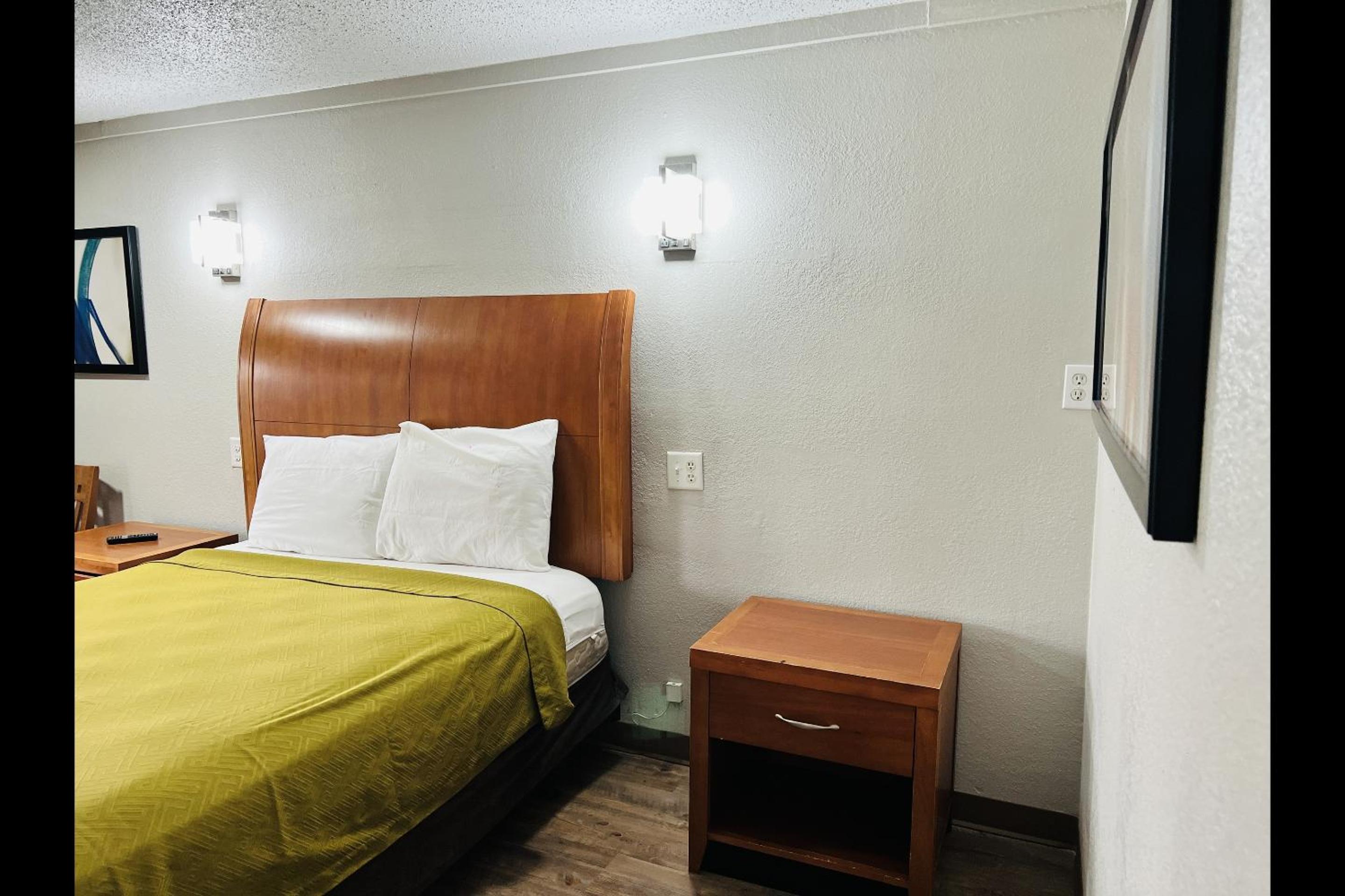 King Bed Non-Smoking - Photo 19