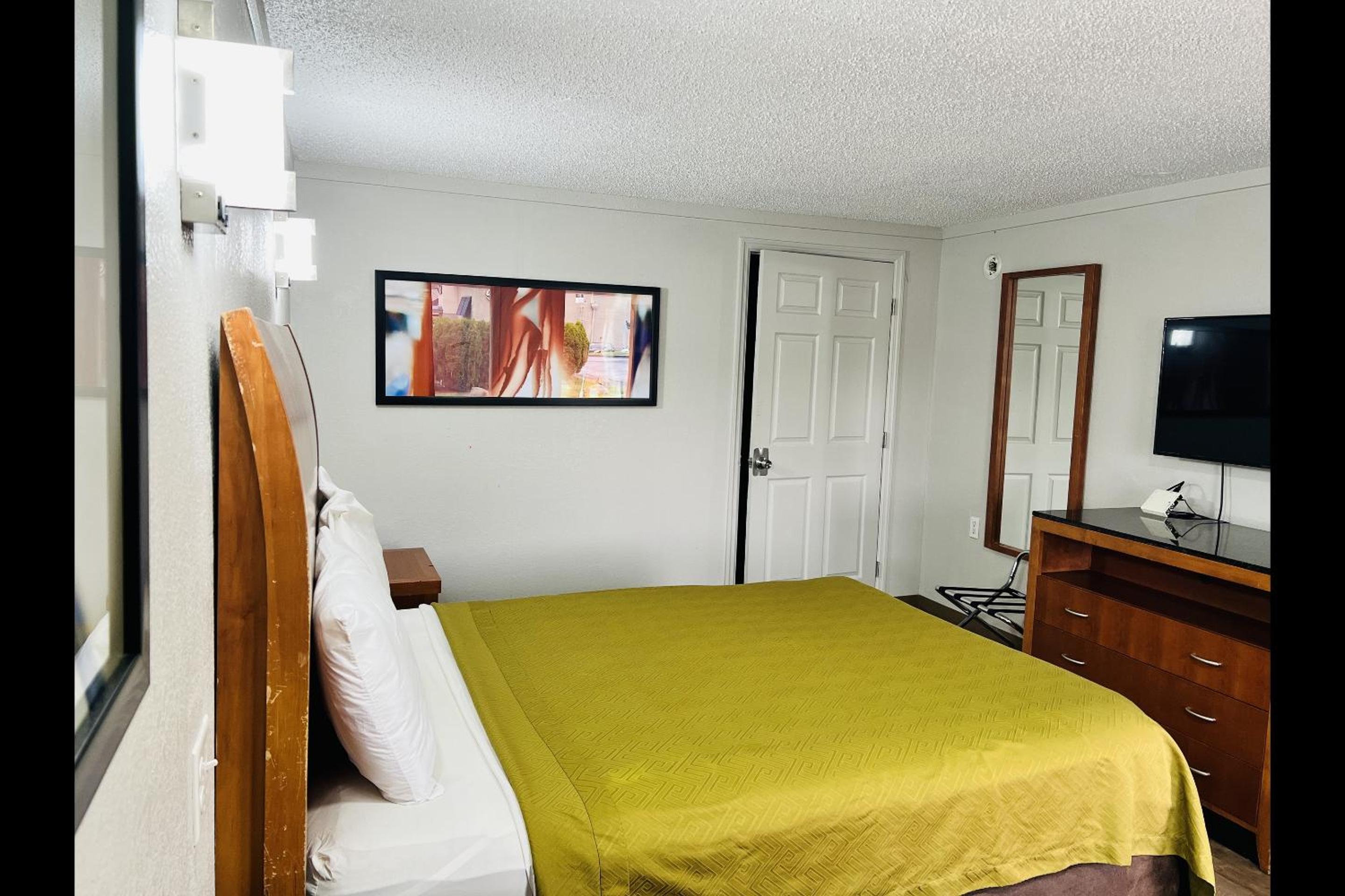 King Bed Non-Smoking - Photo 6