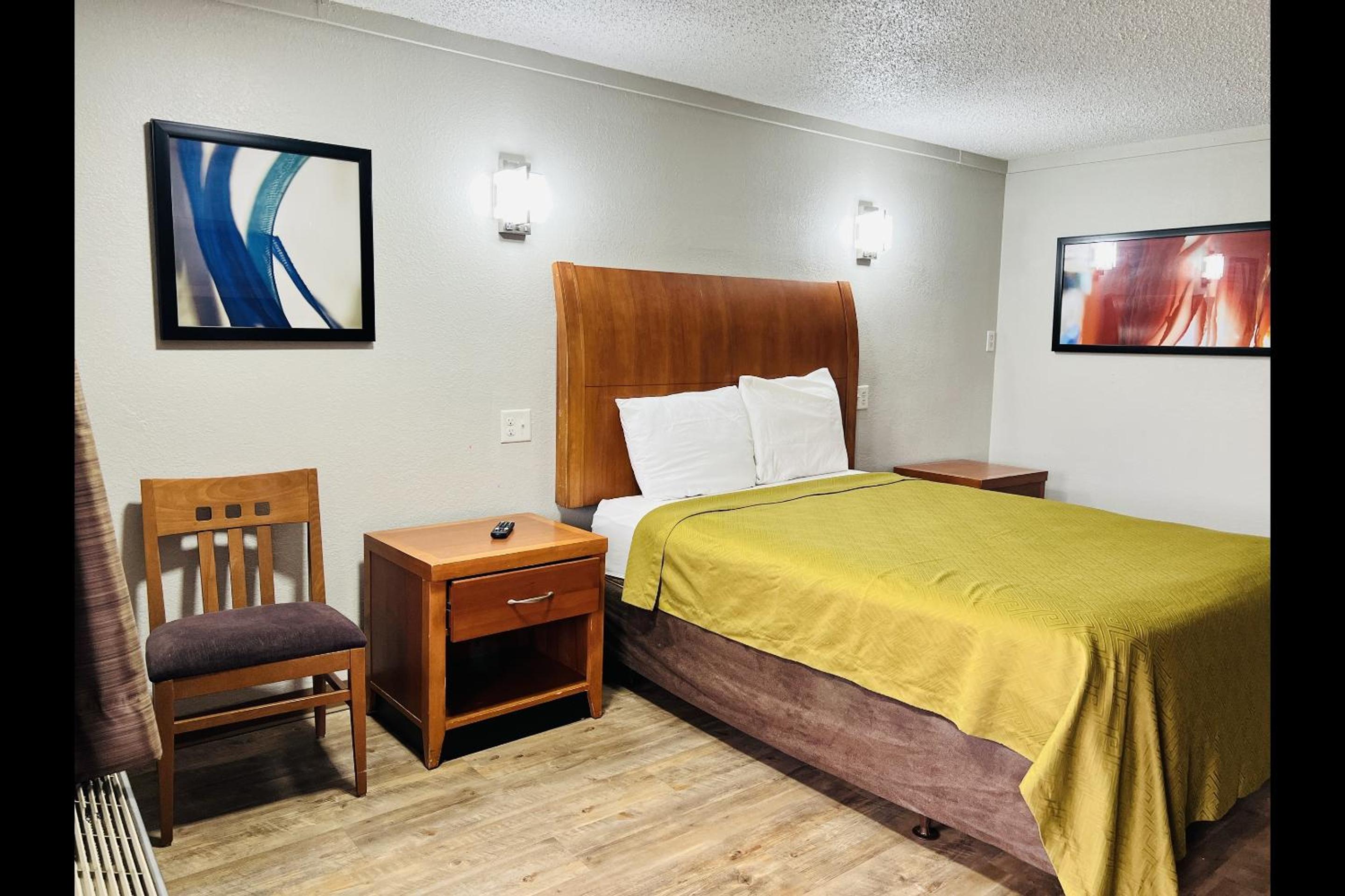 King Bed Non-Smoking - Photo 7