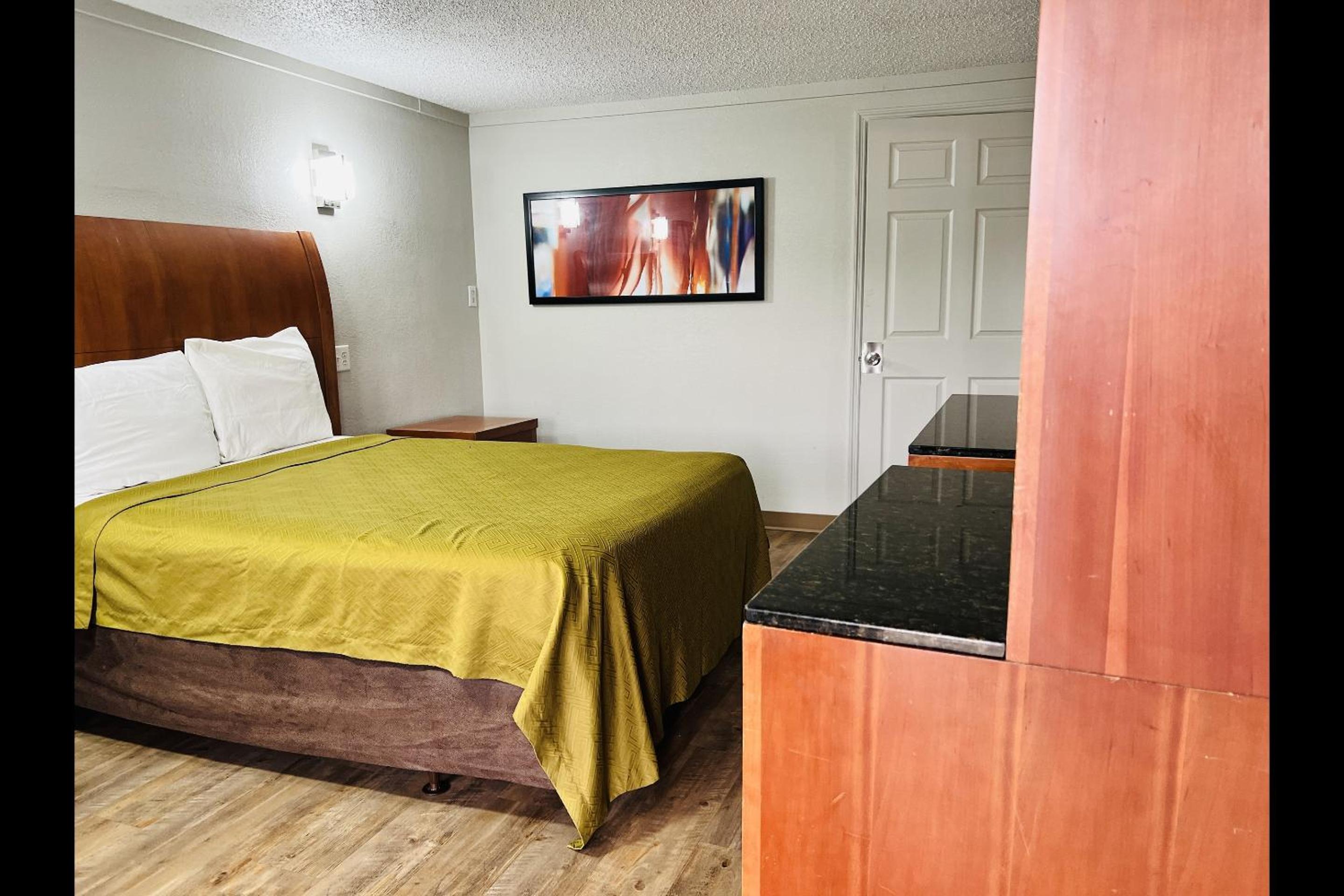 King Bed Non-Smoking - Photo 8