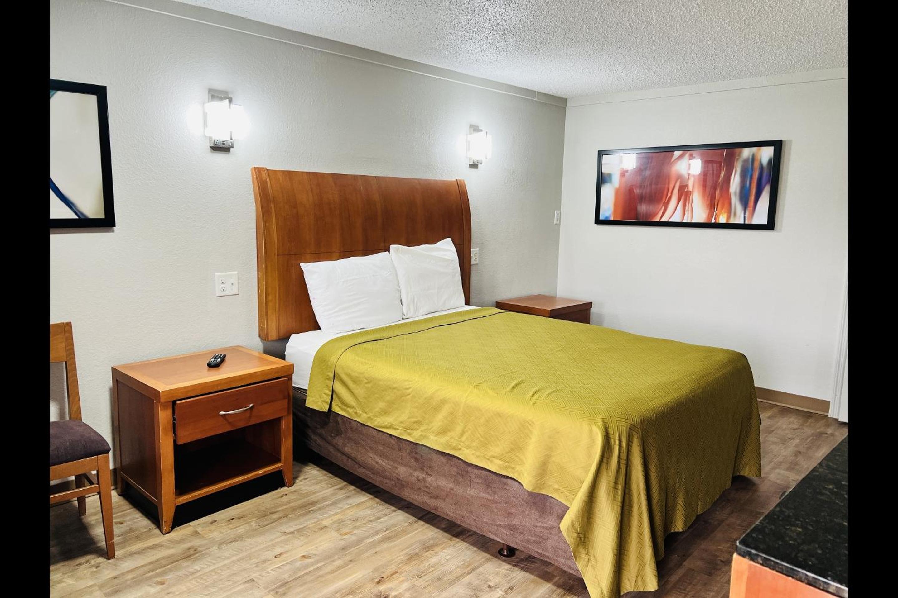 King Bed Non-Smoking - Photo 17