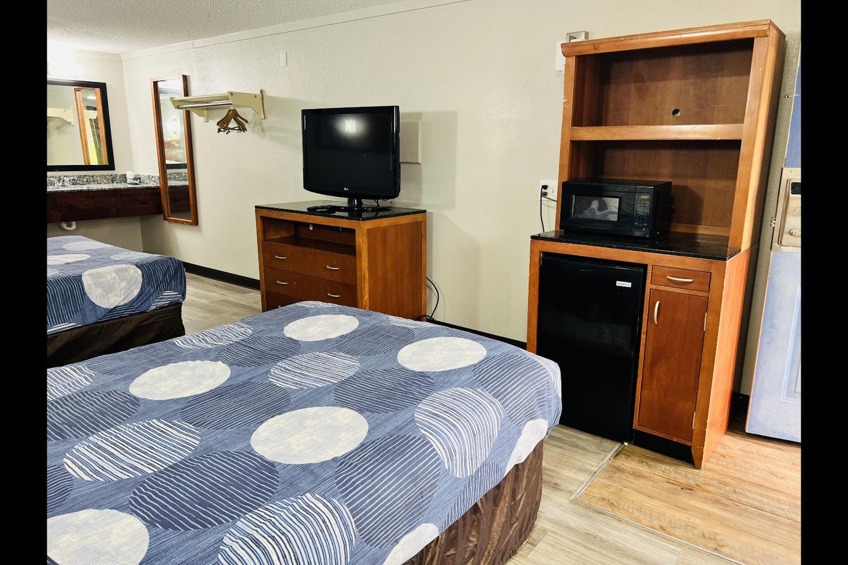 2 Queen Beds Non-Smoking - Photo 2