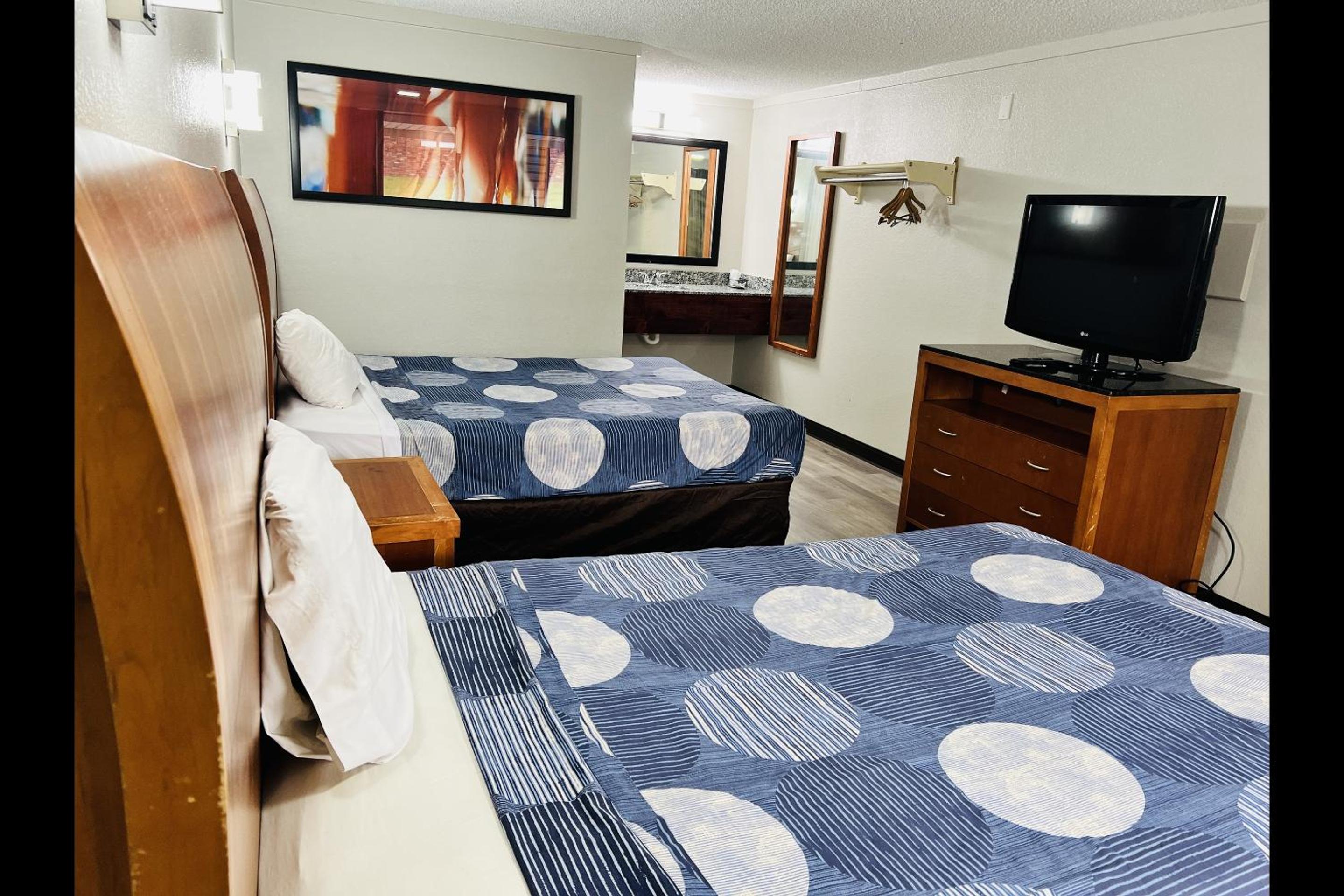2 Queen Beds Non-Smoking - Photo 6