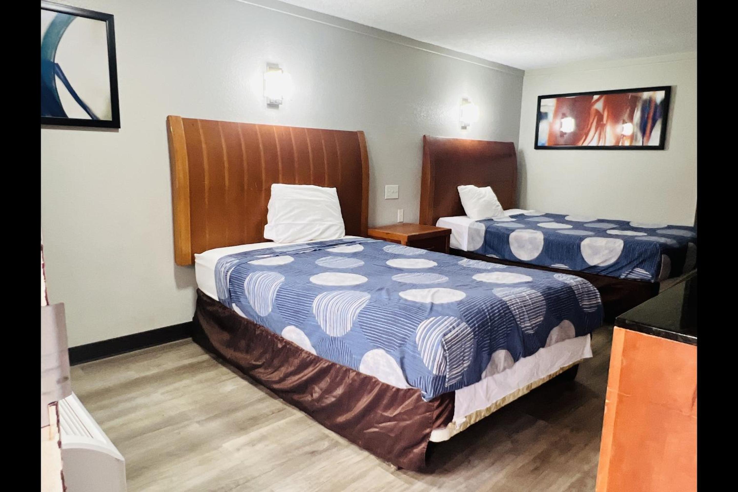 2 Queen Beds Non-Smoking - Photo 7