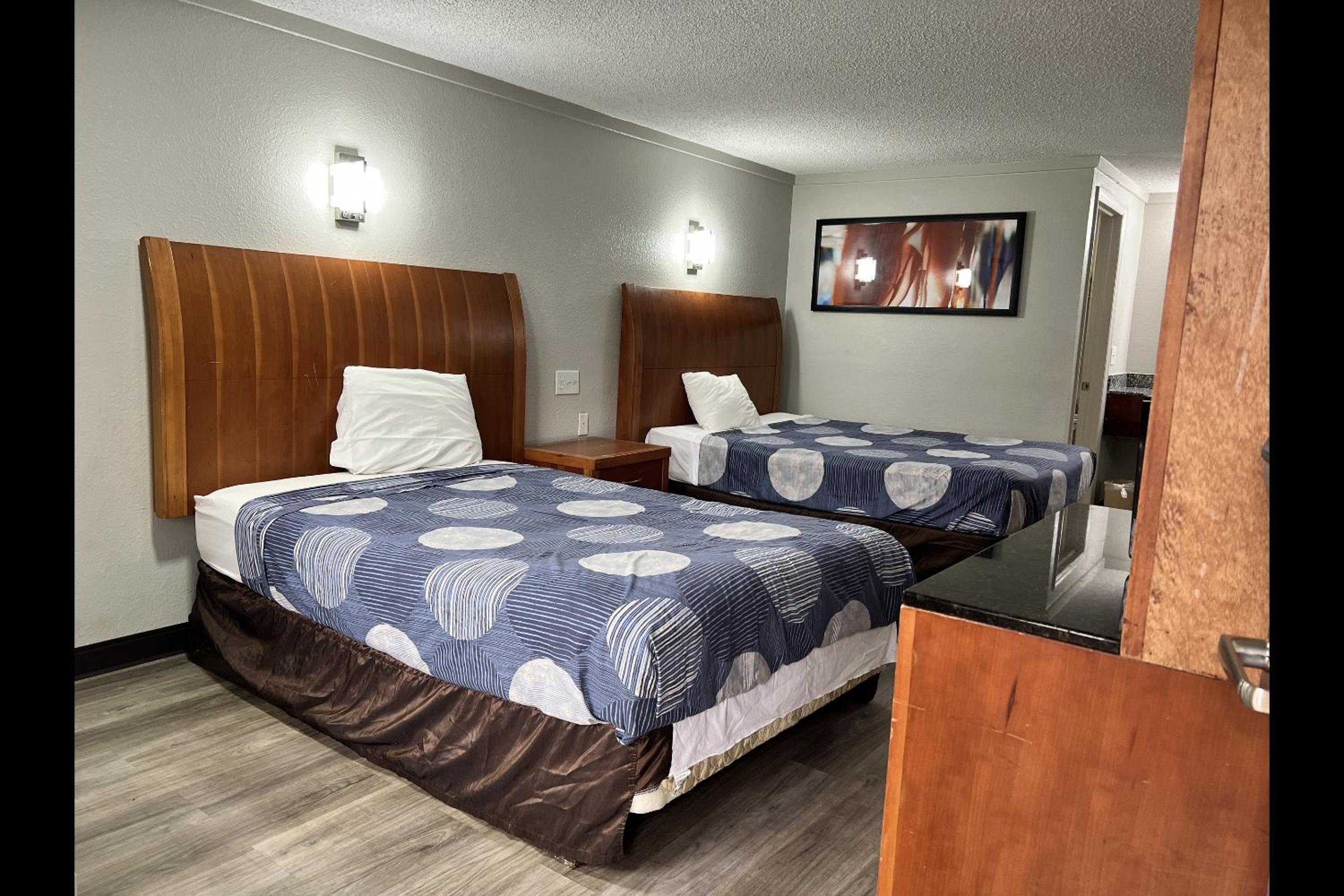 2 Queen Beds Non-Smoking - Photo 11