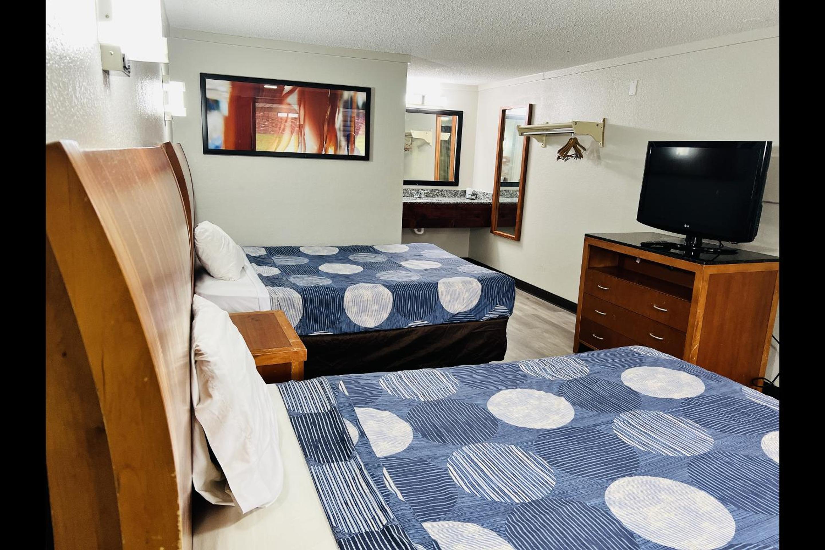 2 Queen Beds Non-Smoking - Photo 9