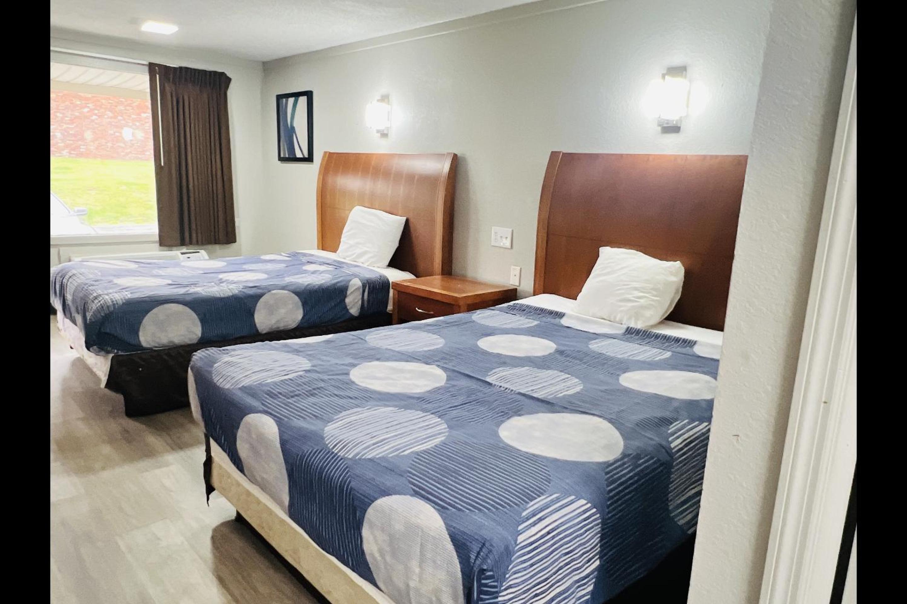 2 Queen Beds Non-Smoking - Photo 10