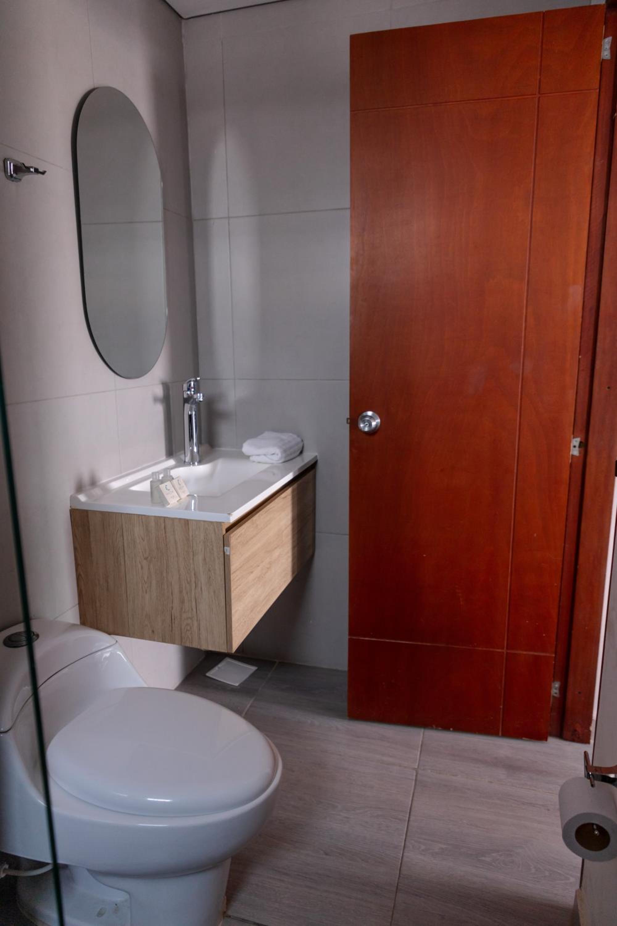 Queen Suite with Spa Bath photo 3