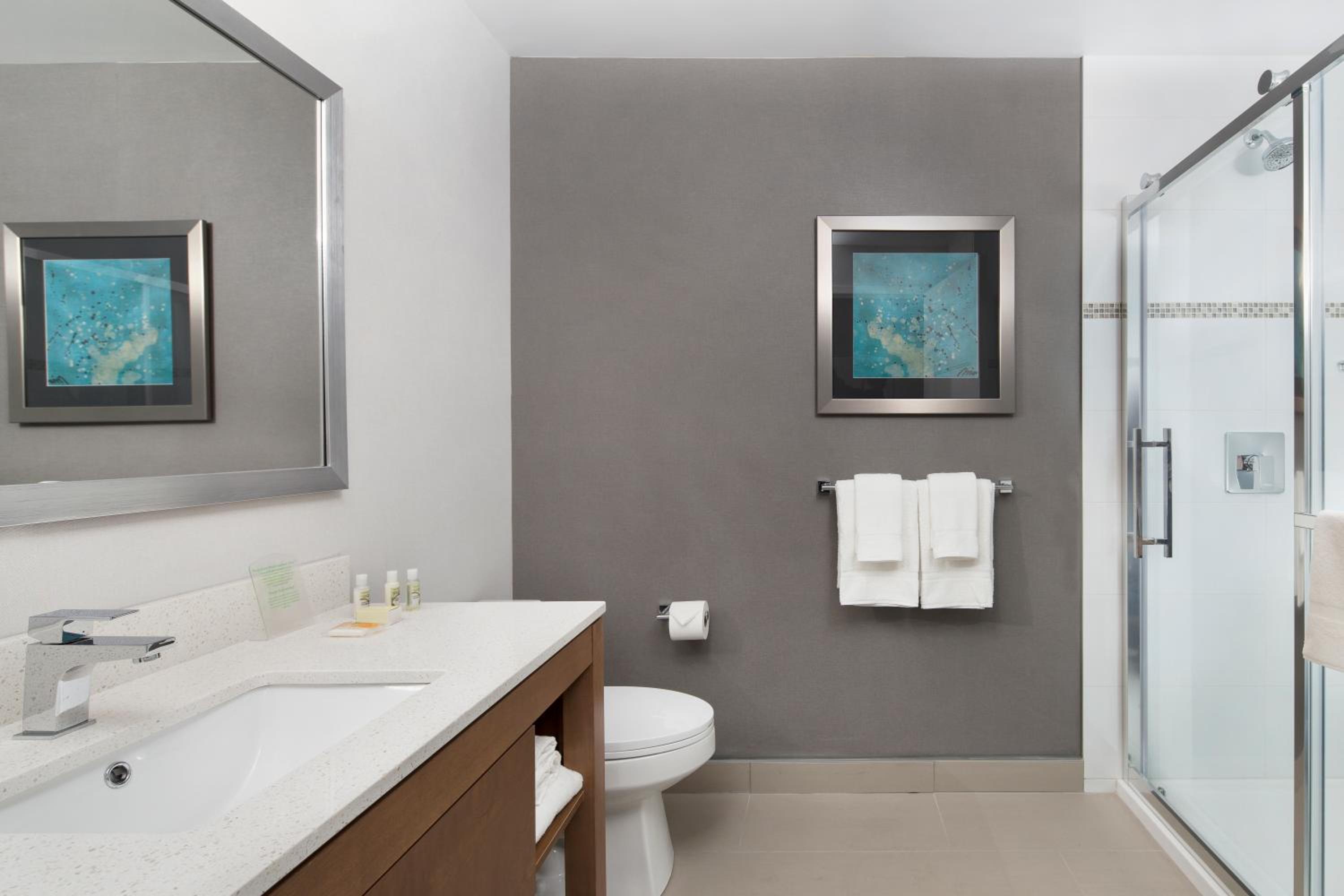 Standard Queen Room with Two Queen Beds and Tub - Accessible
