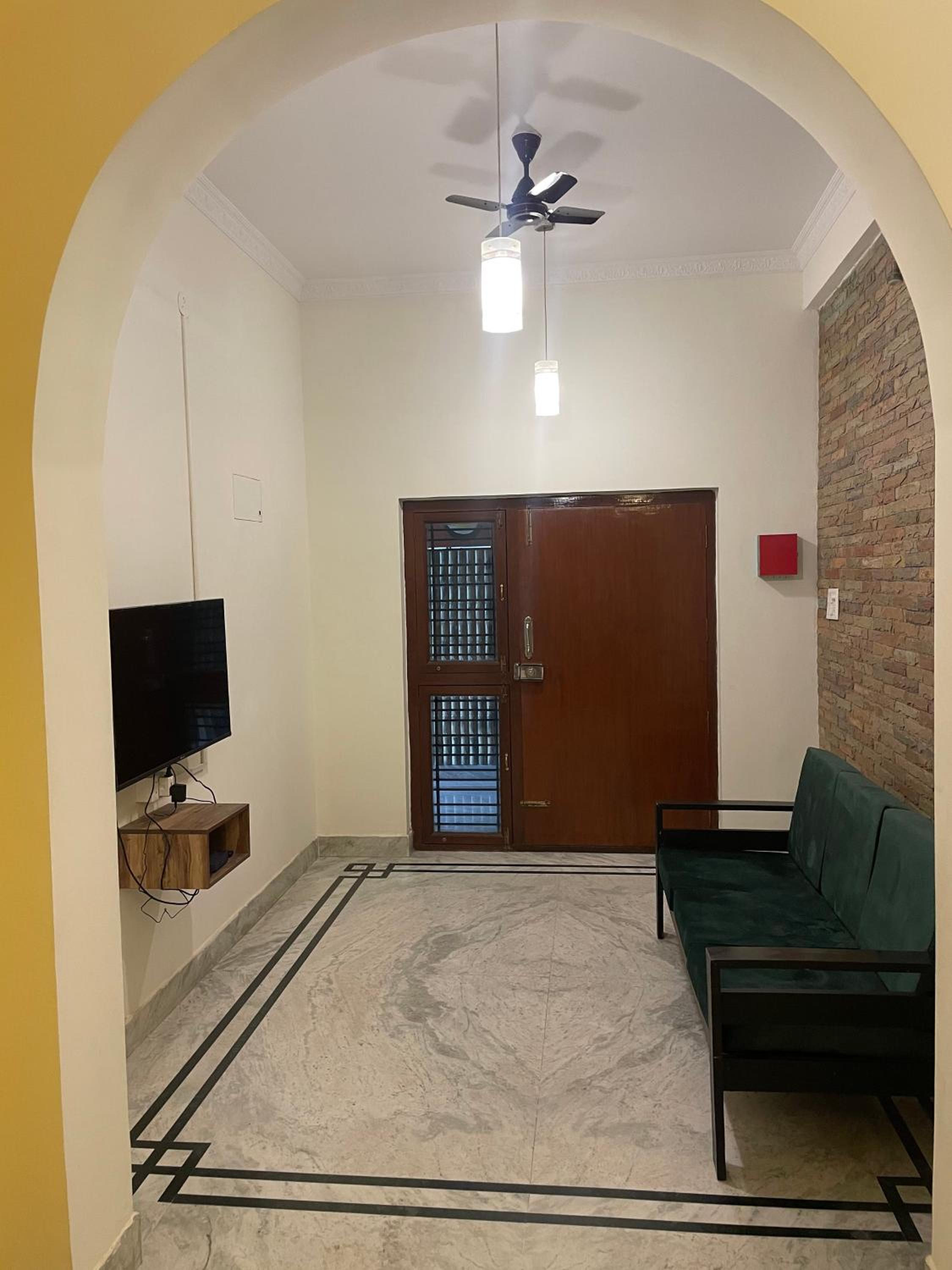 Deluxe Double Room (2 Adults + 1 Child)