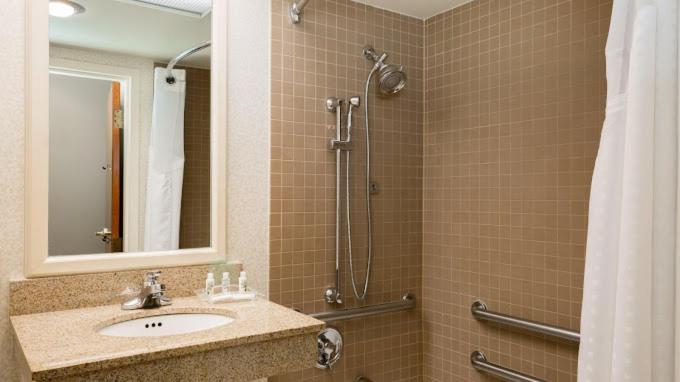 King Room - Hearing Accessible - Roll-in Shower/Non-Smoking - Photo 3