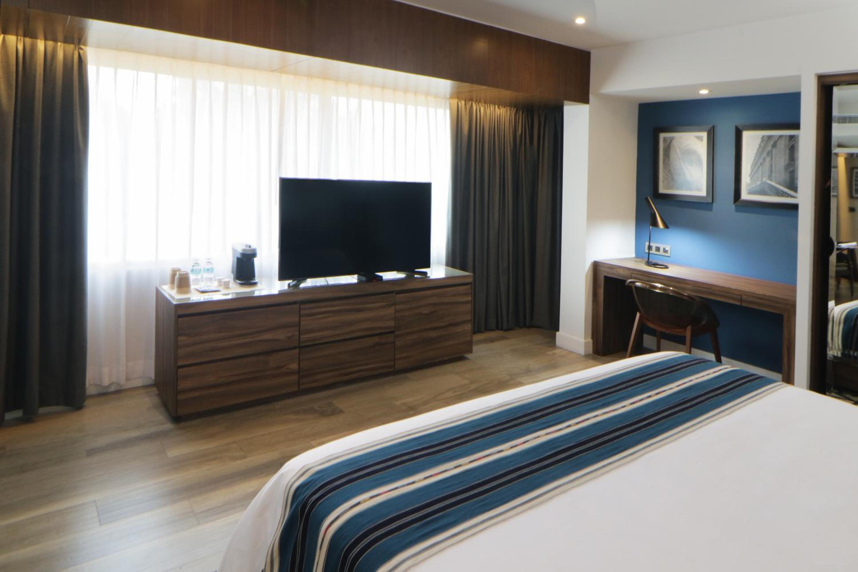Corner King Room - Photo 1