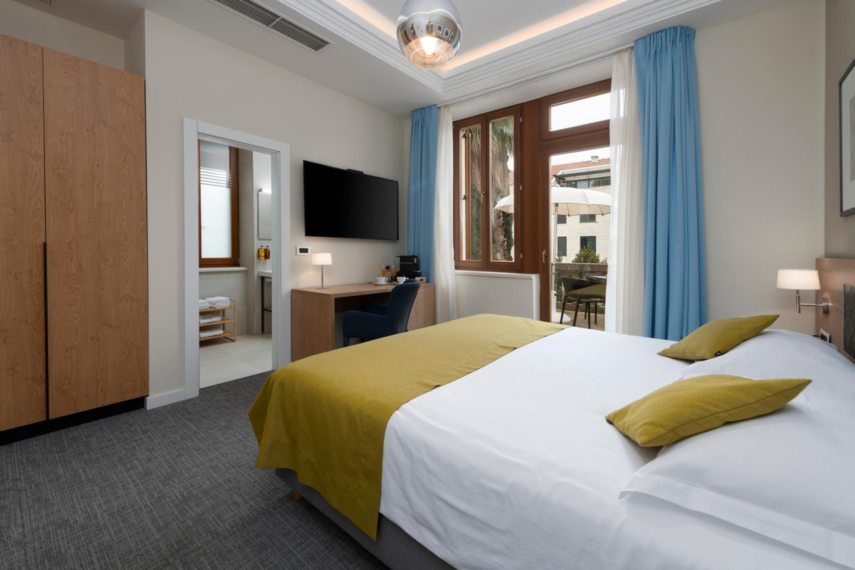 Standard Double Room with Balcony photo 2