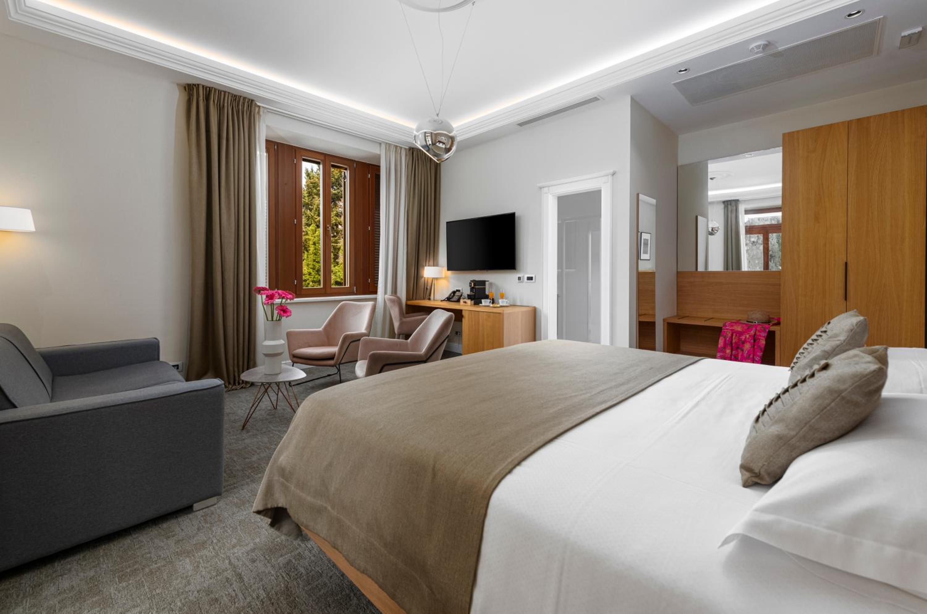 Deluxe Double Room with Balcony photo 1
