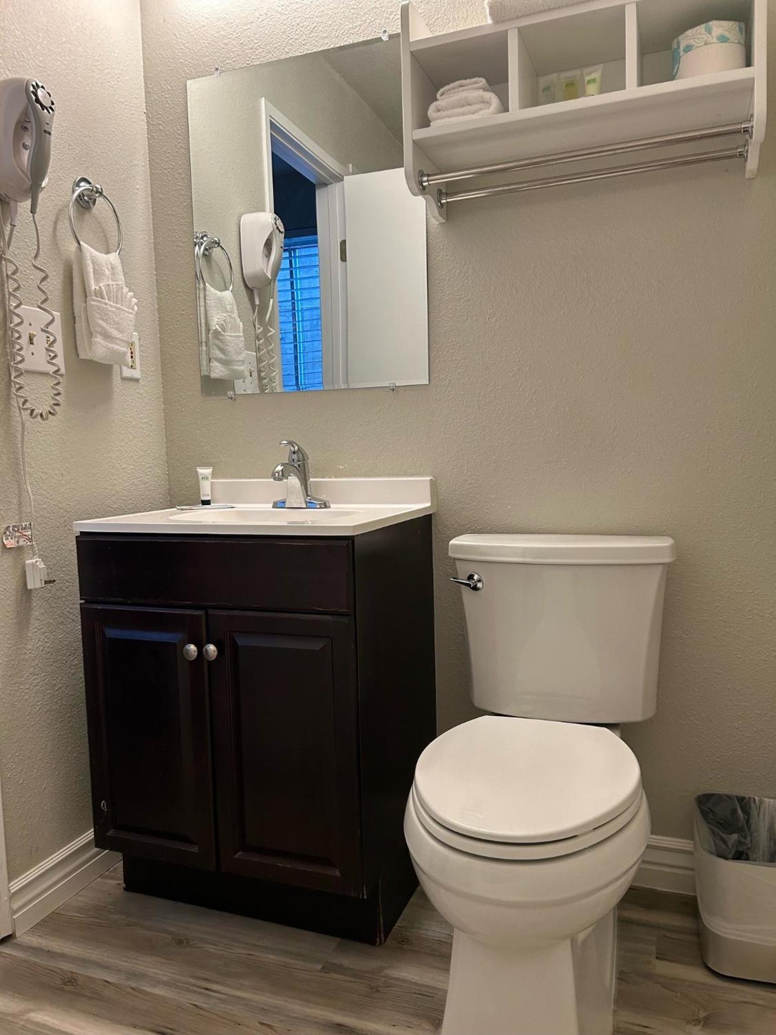 Standard Queen Room photo 3