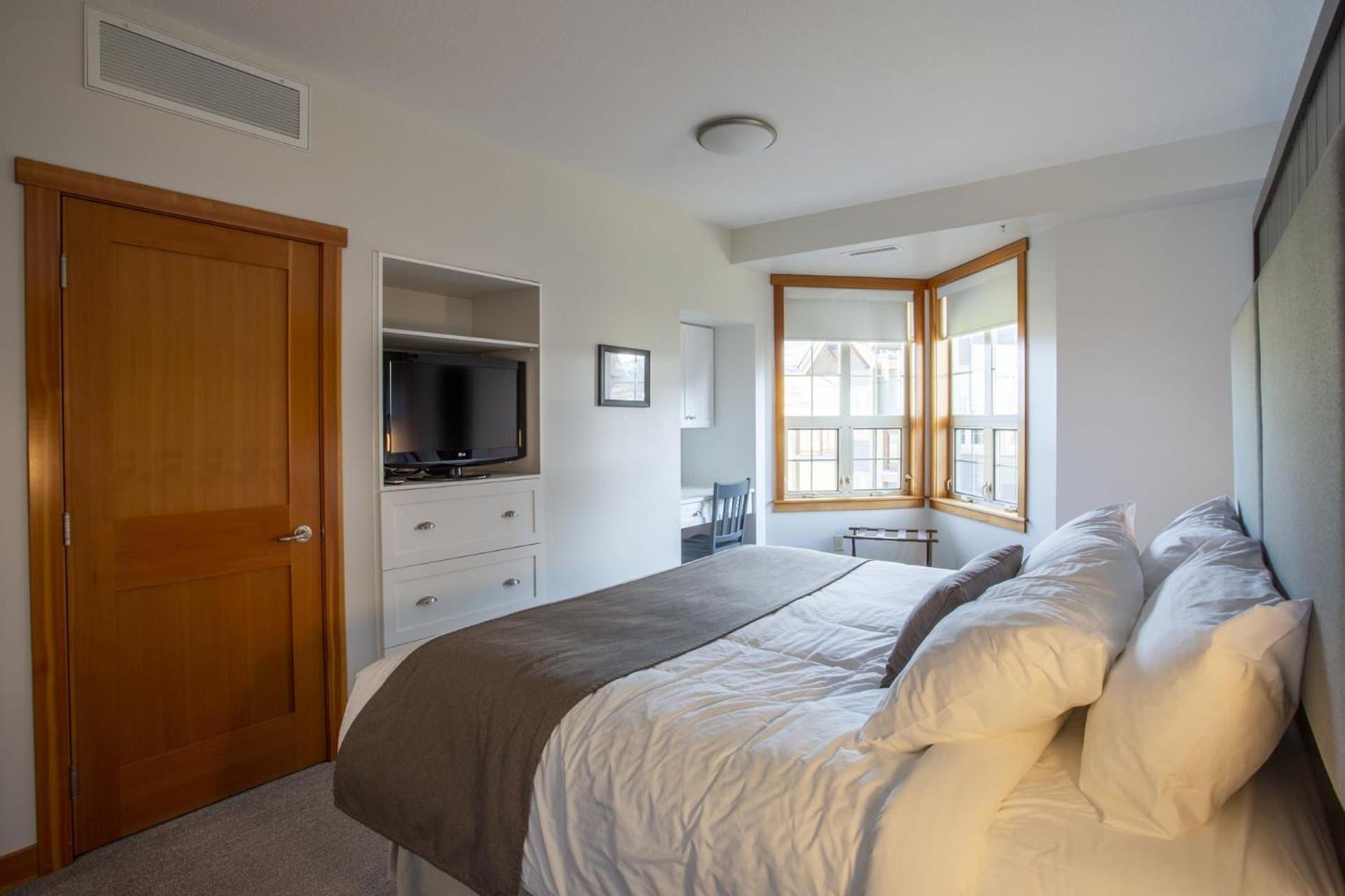 Two-Bedroom Suite - Photo 4