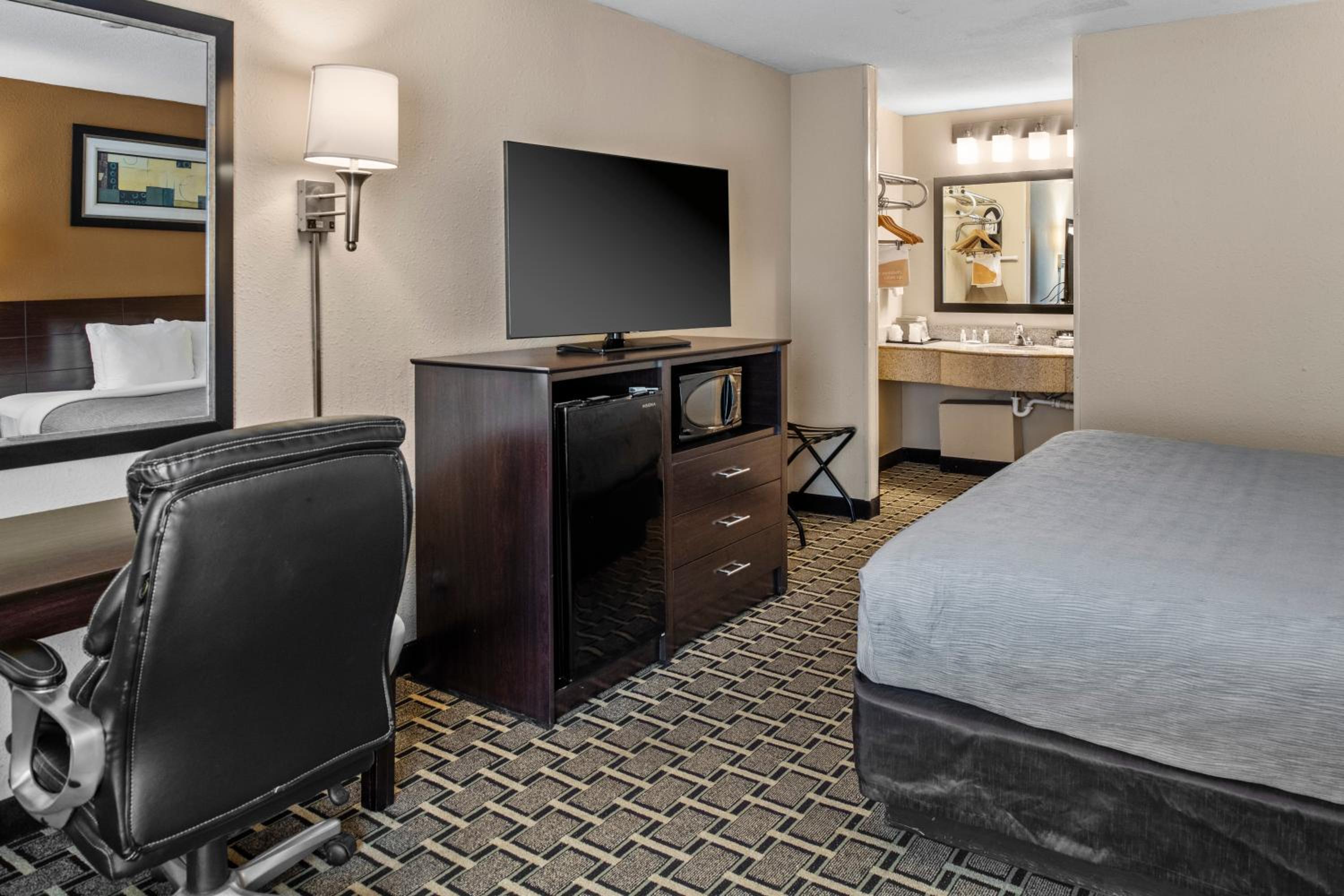 King Room - Accessible/Non-Smoking - Photo 1