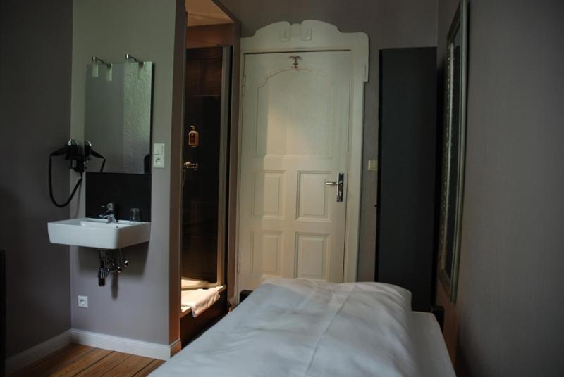 Single Room with Shared Toilet photo 2