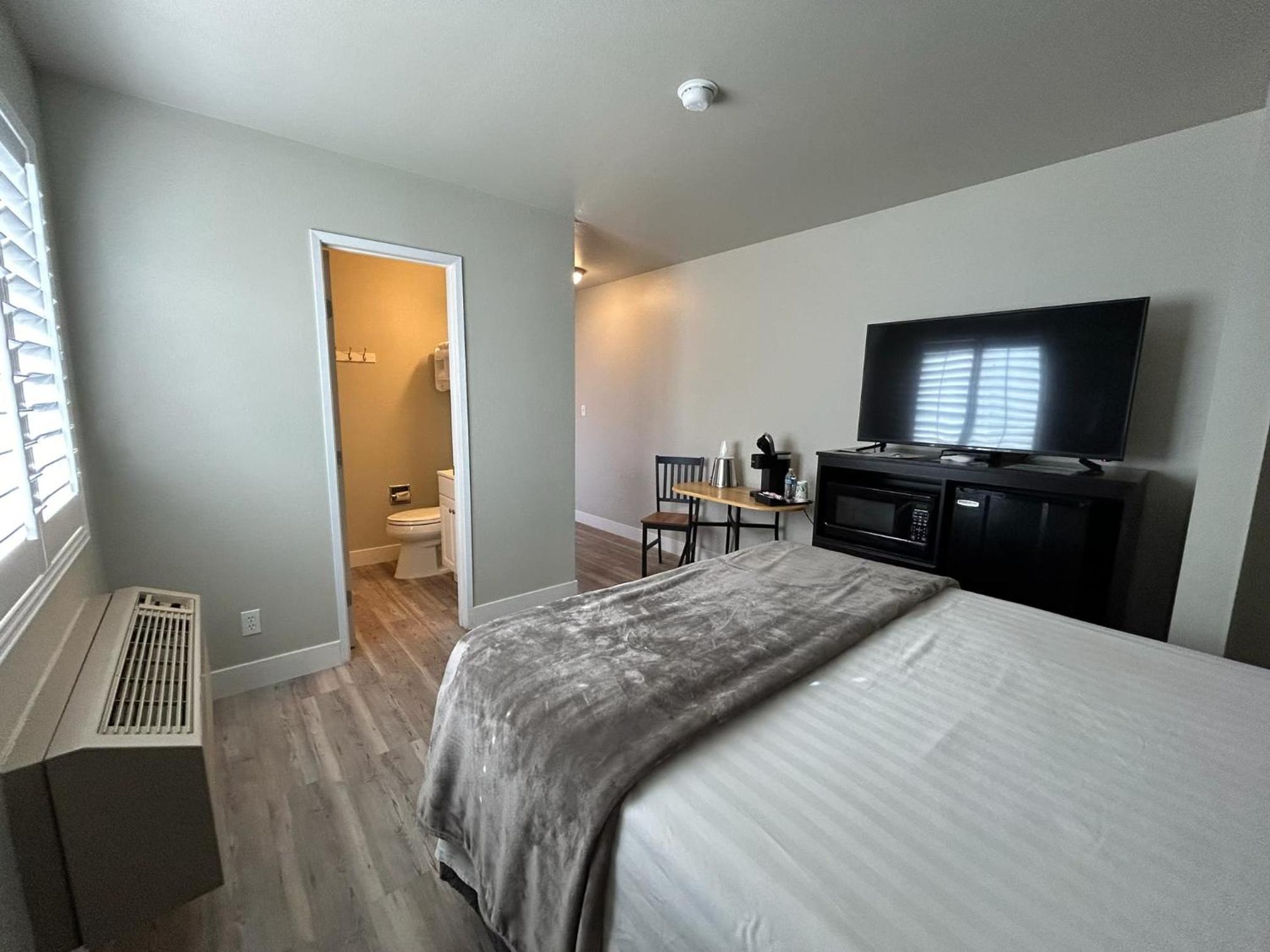 Standard Queen Room photo 2