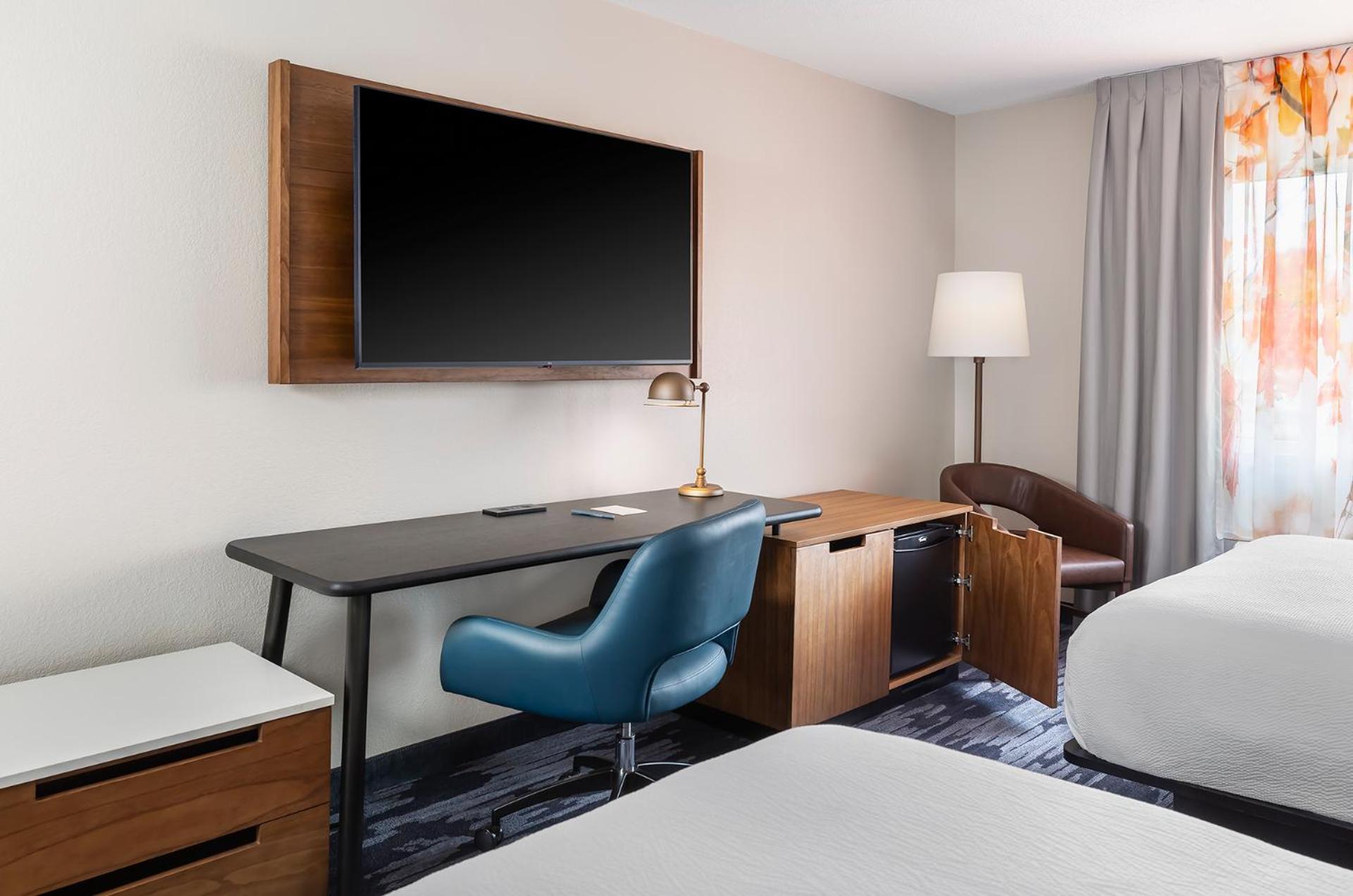 Queen Room with Two Queen Beds - Photo 10