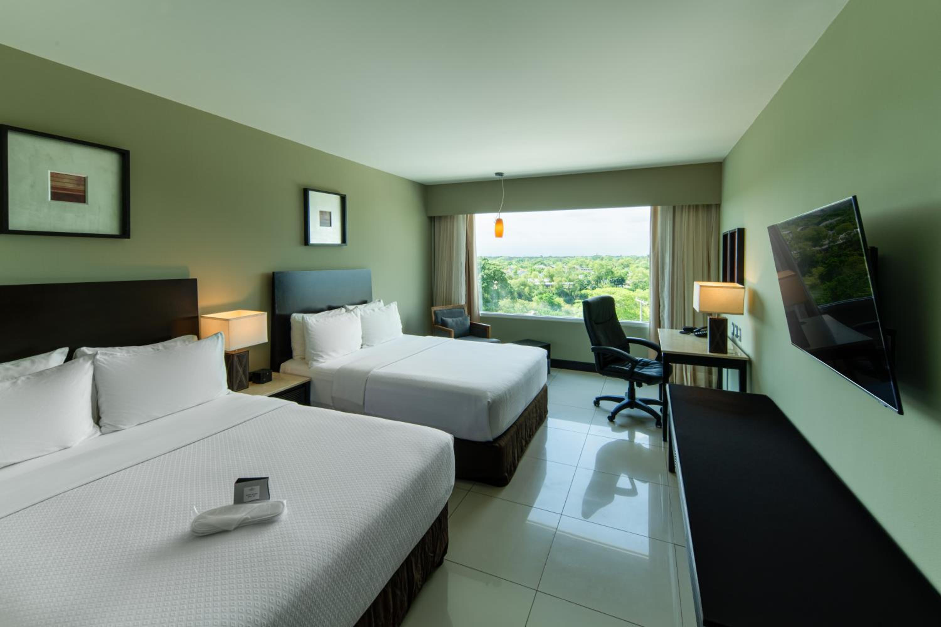 Standard King Room with Lounge Access - Photo 1