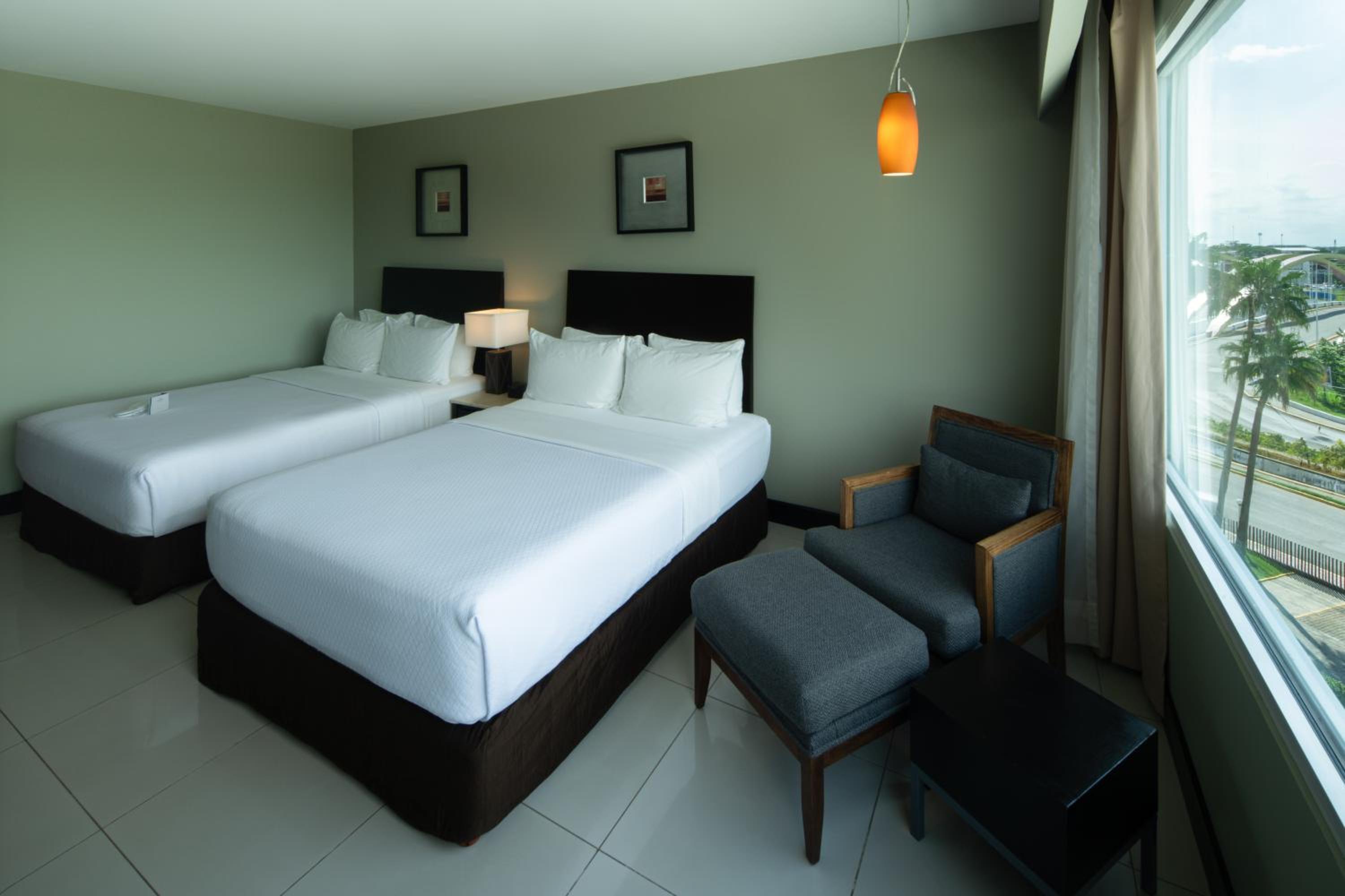 Standard King Room with Lounge Access - Photo 3